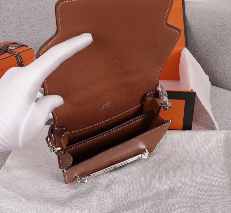 All Categories Official Website "Brand Women's Bags" Women's Bags 💙 Hermes Small Size 58002600 Large Size 58002800 Hermes Yang Mi's same style pig nose is available for sale now. It is so beautiful in person that it refuses huge profits. The lines are clear. The leather is comfortable original leather, with a fashionable pig nose-shaped buckle. The stitching is neat and fine, and the oil edge can only appear after repeated repetitions.