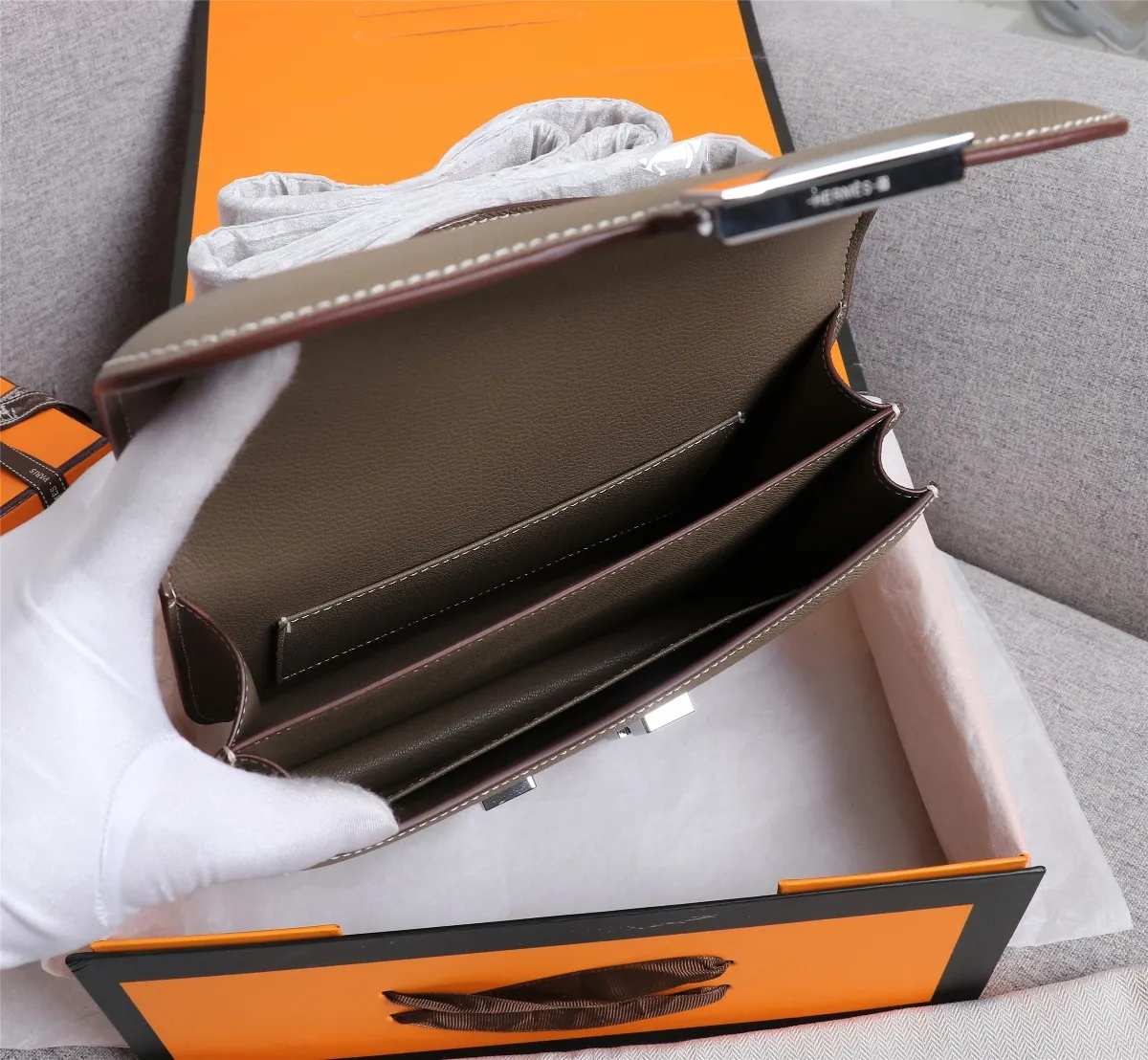 All categories Official website "Brand Women's Bags" Women's bags 💙 Hermes Hermès Made in France Large size 58002800 Small size 58002600 constance stewardess bag ☣️Genuine epsom leather pure steel silver-plated buckle Genuine leather source super good feel Accessories stainless steel laser logo perfect flip arc and three-dimensionality