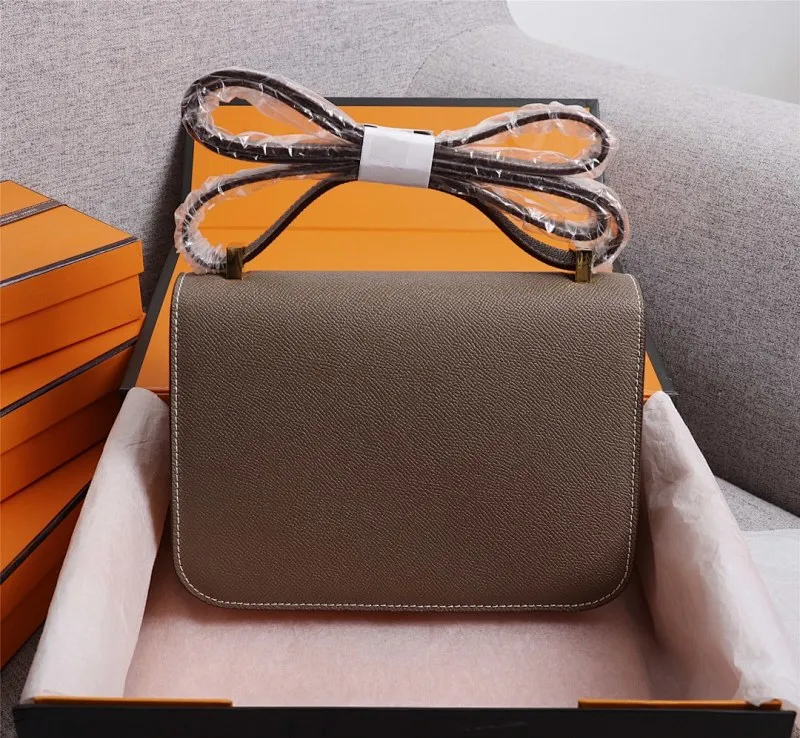 All categories Official website "Brand Women's Bags" Women's bags 💙 Hermes Hermès Made in France Large size 58002800 Small size 58002600 constance stewardess bag ☣️Genuine epsom leather pure steel silver-plated buckle Genuine leather source super good feel Accessories stainless steel laser logo perfect flip arc and three-dimensionality