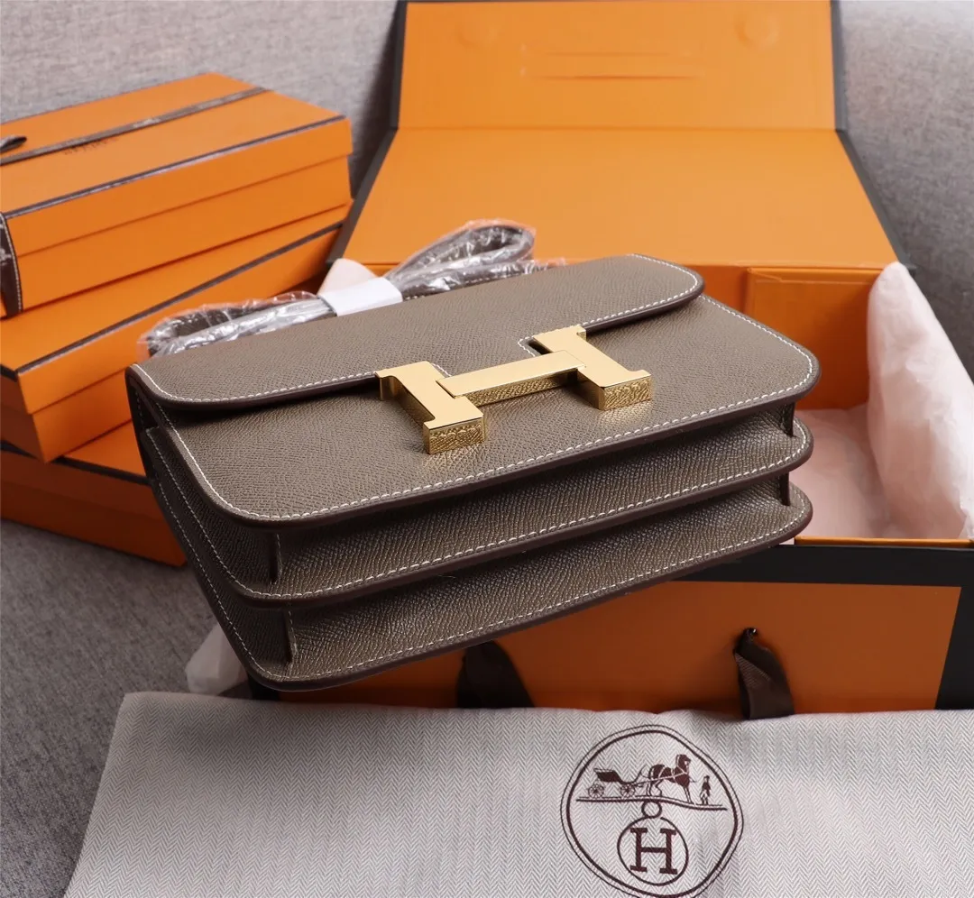 All categories Official website "Brand Women's Bags" Women's Bags 💙 Hermes 2022 Official New Hermès Women's Crossbody Bag Wholesale Genuine Epsom leather Pure steel silver-plated buckle Large size 58002500 Small size 58002300 High quality Size: Large size 22-6-17CM Small size 19-5-14.5CM