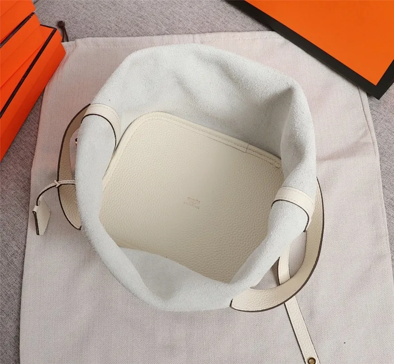 All Categories Official Website "Brand Women's Bags" Women's Bags 💙 Hermes Small Size 58002400 Large Size 58002600 We are all repeat customers. If you can only bring one bag when traveling, it must be the Hermès vegetable basket picotin... Reason: ️The bag shape is casual and elegant, and it can be easily matched with many clothes worn when traveling.