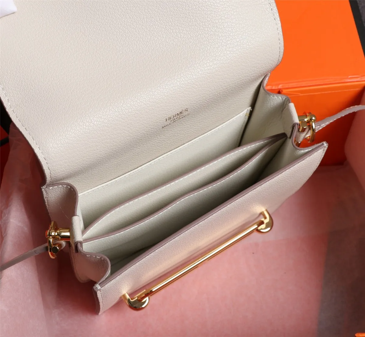 All Categories Official Website "Brand Women's Bags" Women's Bags 💙 Hermes Small Size 58002800 Large Size 58003000 Hermes Yang Mi's same style pig nose is now available for sale. It is so beautiful in person that it refuses huge profits. The lines are clear. The leather is comfortable original leather, with a fashionable pig nose-shaped buckle. The stitching is neat and fine, and the oil edge can only appear after repeated repetitions.