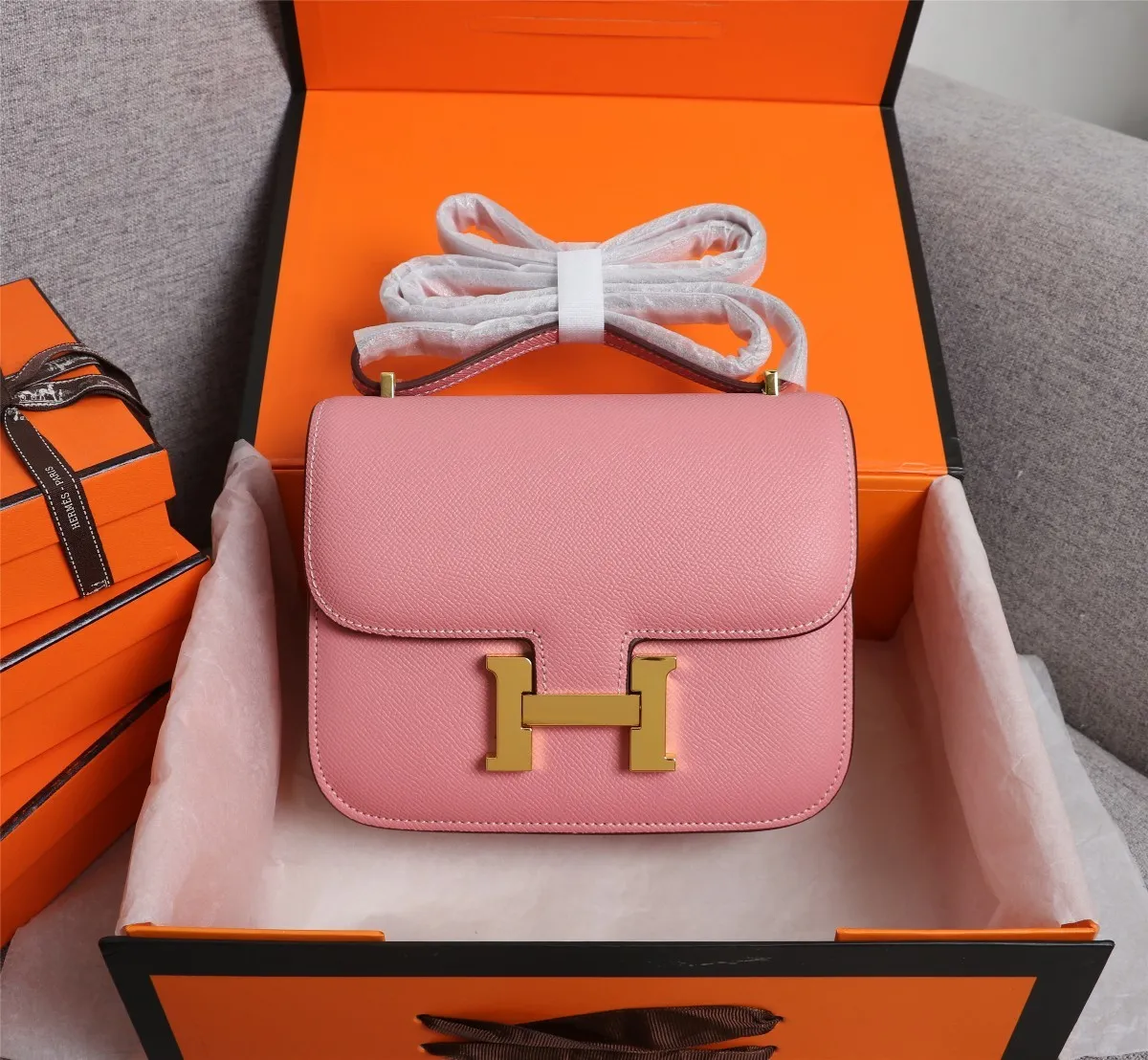 All categories Official website "Brand Women's Bags" Women's Bags 💙 Hermes 2022 Official New Hermès Women's Crossbody Bag Wholesale Genuine Epsom leather Pure steel silver-plated buckle Large size 58002500 Small size 58002300 High quality Size: Large size 22-6-17CM Small size 19-5-14.5CM