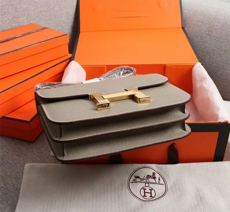 All categories Official website "Brand Women's Bags" Women's bags 💙 Hermes Hermès Made in France Large size 58002800 Small size 58002600 constance stewardess bag ☣️Genuine epsom leather pure steel silver-plated buckle Genuine leather source super good feel Accessories stainless steel laser logo perfect flip arc and three-dimensionality