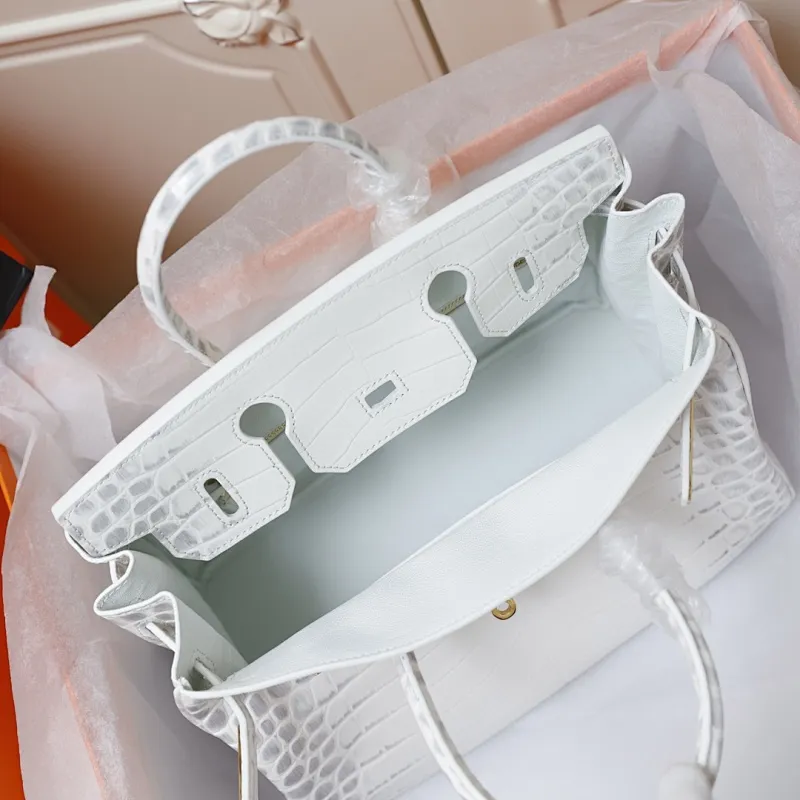 All Categories Official Website "Brand Women's Bags" Women's Bags 💙 Hermes (original order, new background) Hermes H Birkin glossy crocodile CK67 Vert Fonce 30cm 58004500 35cm 58004700 The most beautiful and classic high-gloss crocodile pattern among the favorites! Unique texture, pure steel