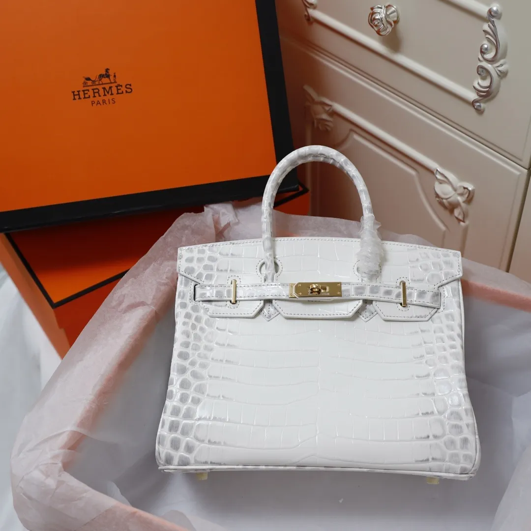 All Categories Official Website "Brand Women's Bags" Women's Bags 💙 Hermes (original order, new background) Hermes H Birkin glossy crocodile CK67 Vert Fonce 30cm 58004500 35cm 58004700 The most beautiful and classic high-gloss crocodile pattern among the favorites! Unique texture, pure steel