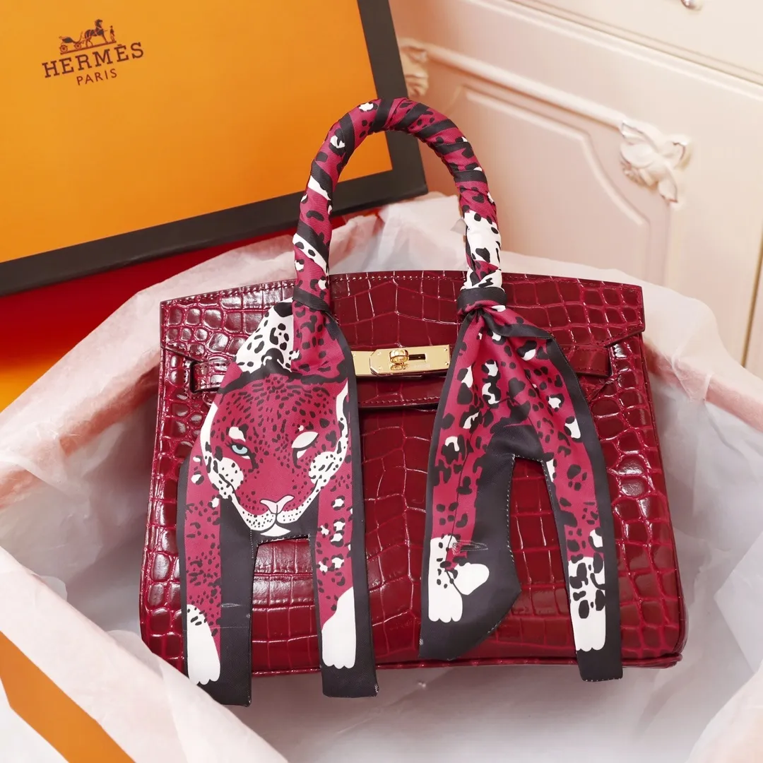 All Categories Official Website "Brand Women's Bags" Women's Bags 💙 Hermes (original order, new background) Hermes H Birkin glossy crocodile CK67 Vert Fonce 30cm 58004500 35cm 58004700 The most beautiful and classic high-gloss crocodile pattern among the favorites! Unique texture, pure steel
