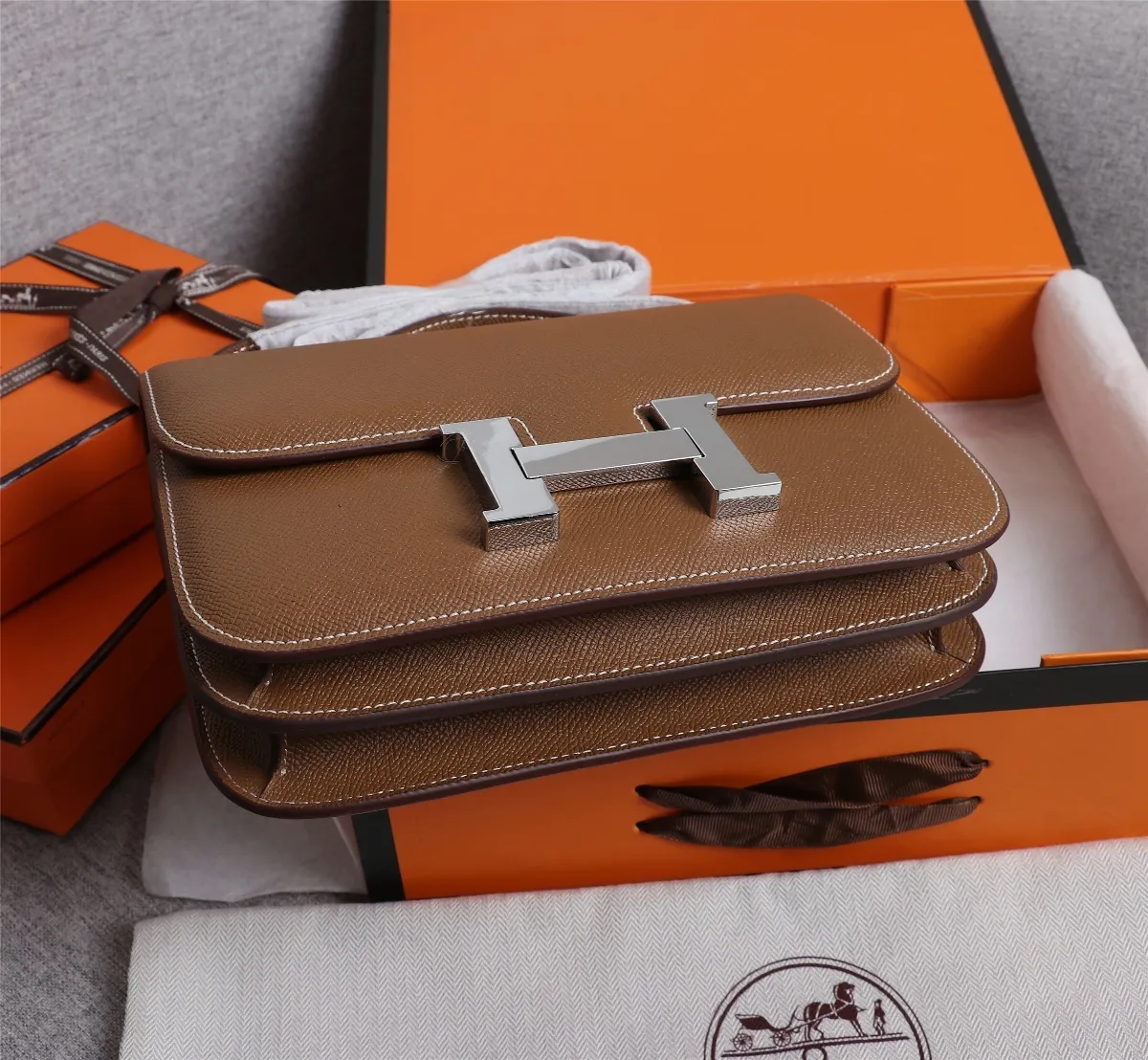 All categories Official website "Brand Women's Bags" Women's Bags 💙 Hermes 2022 Official New Hermès Women's Crossbody Bag Wholesale Genuine Epsom leather Pure steel silver-plated buckle Large size 58002500 Small size 58002300 High quality Size: Large size 22-6-17CM Small size 19-5-14.5CM