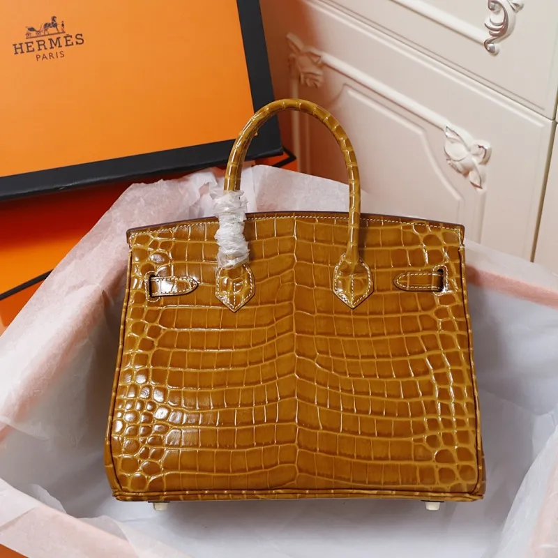 All Categories Official Website "Brand Women's Bags" Women's Bags 💙 Hermes (original order, new background) Hermes H Birkin glossy crocodile CK67 Vert Fonce 30cm 58004500 35cm 58004700 The most beautiful and classic high-gloss crocodile pattern among the favorites! Unique texture, pure steel
