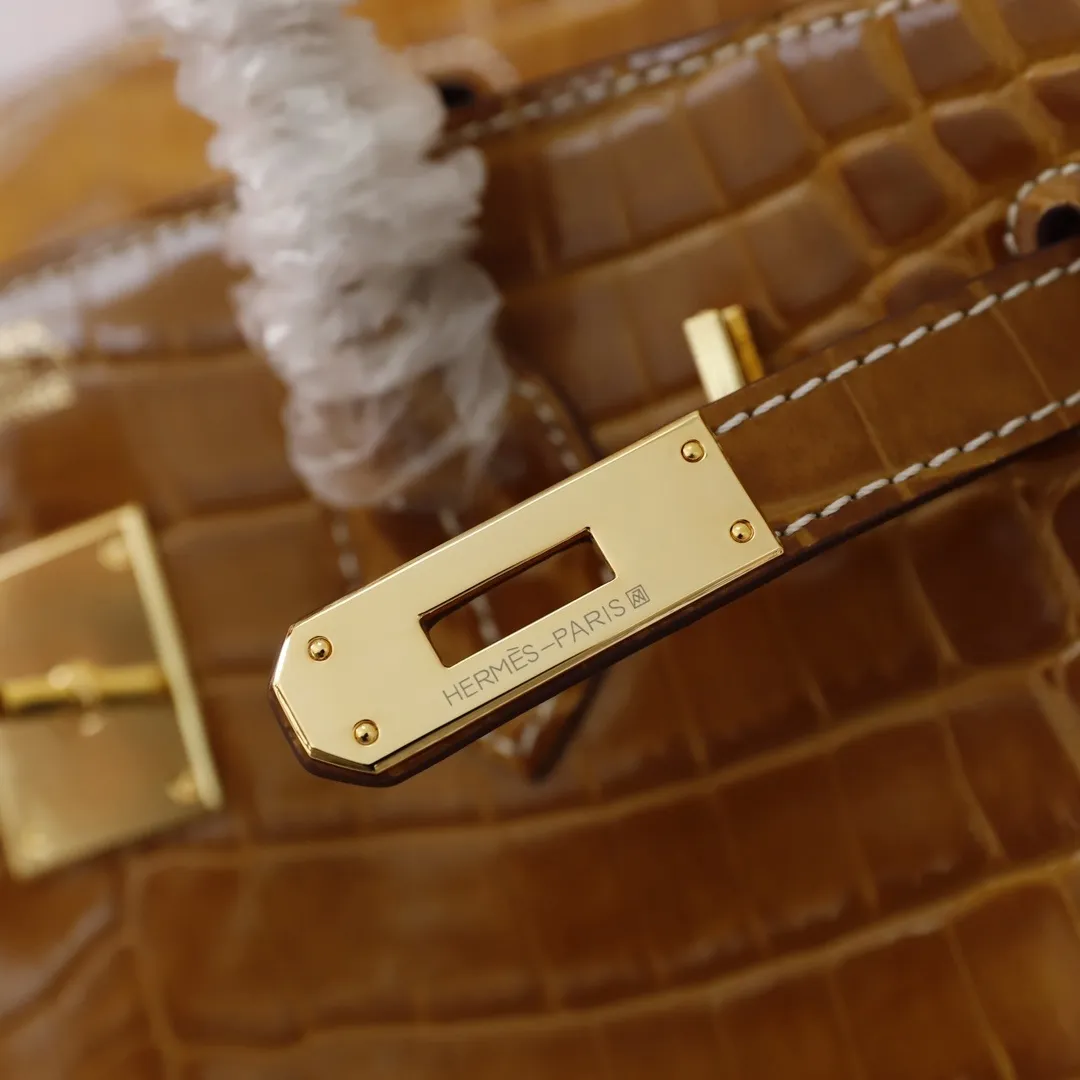 All Categories Official Website "Brand Women's Bags" Women's Bags 💙 Hermes (original order, new background) Hermes H Birkin glossy crocodile CK67 Vert Fonce 30cm 58004500 35cm 58004700 The most beautiful and classic high-gloss crocodile pattern among the favorites! Unique texture, pure steel