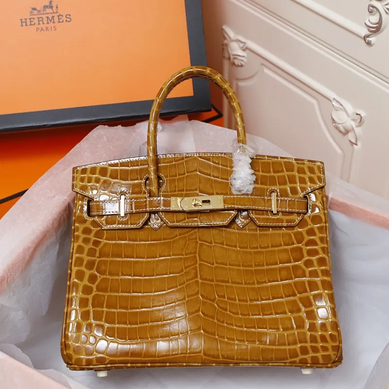 All Categories Official Website "Brand Women's Bags" Women's Bags 💙 Hermes (original order, new background) Hermes H Birkin glossy crocodile CK67 Vert Fonce 30cm 58004500 35cm 58004700 The most beautiful and classic high-gloss crocodile pattern among the favorites! Unique texture, pure steel
