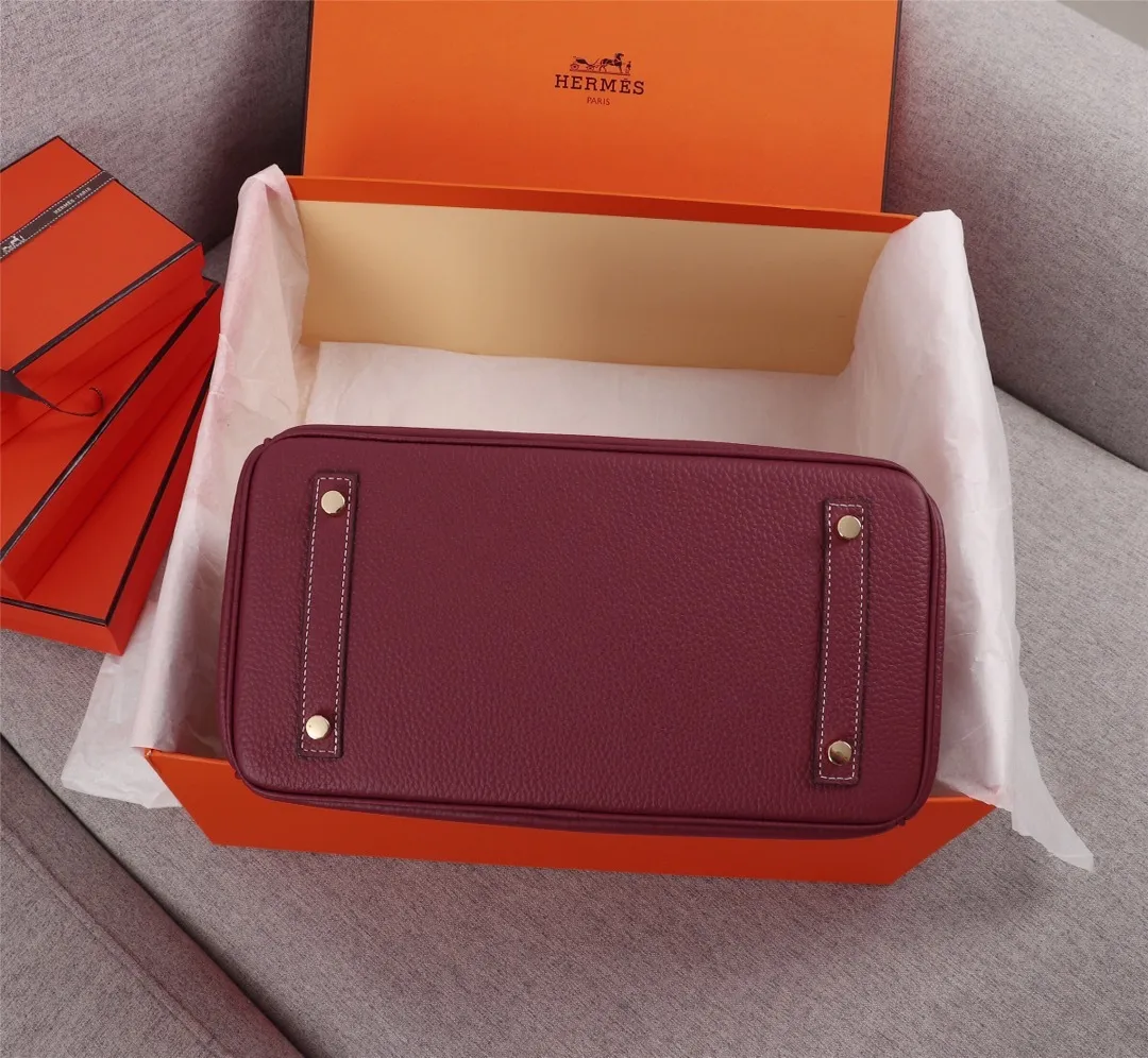 All Categories Official Website "Brand Women's Bags" Women's Bags 💙 Hermes (exclusive factory code, goat pattern inside) Hermès Hermès platinum first layer with lychee pattern, not common in the market, inside zipper puller, copper lock with logo, 25cm 58002800 30cm 58003000 35cm 58003200 五