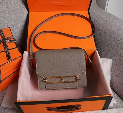 All Categories Official Website "Brand Women's Bags" Women's Bags 💙 Hermes Small Size 58002800 Large Size 58003000 Hermes Yang Mi's same style pig nose is now available for sale. It is so beautiful in person that it refuses huge profits. The lines are clear. The leather is comfortable original leather, with a fashionable pig nose-shaped buckle. The stitching is neat and fine, and the oil edge can only appear after repeated repetitions.