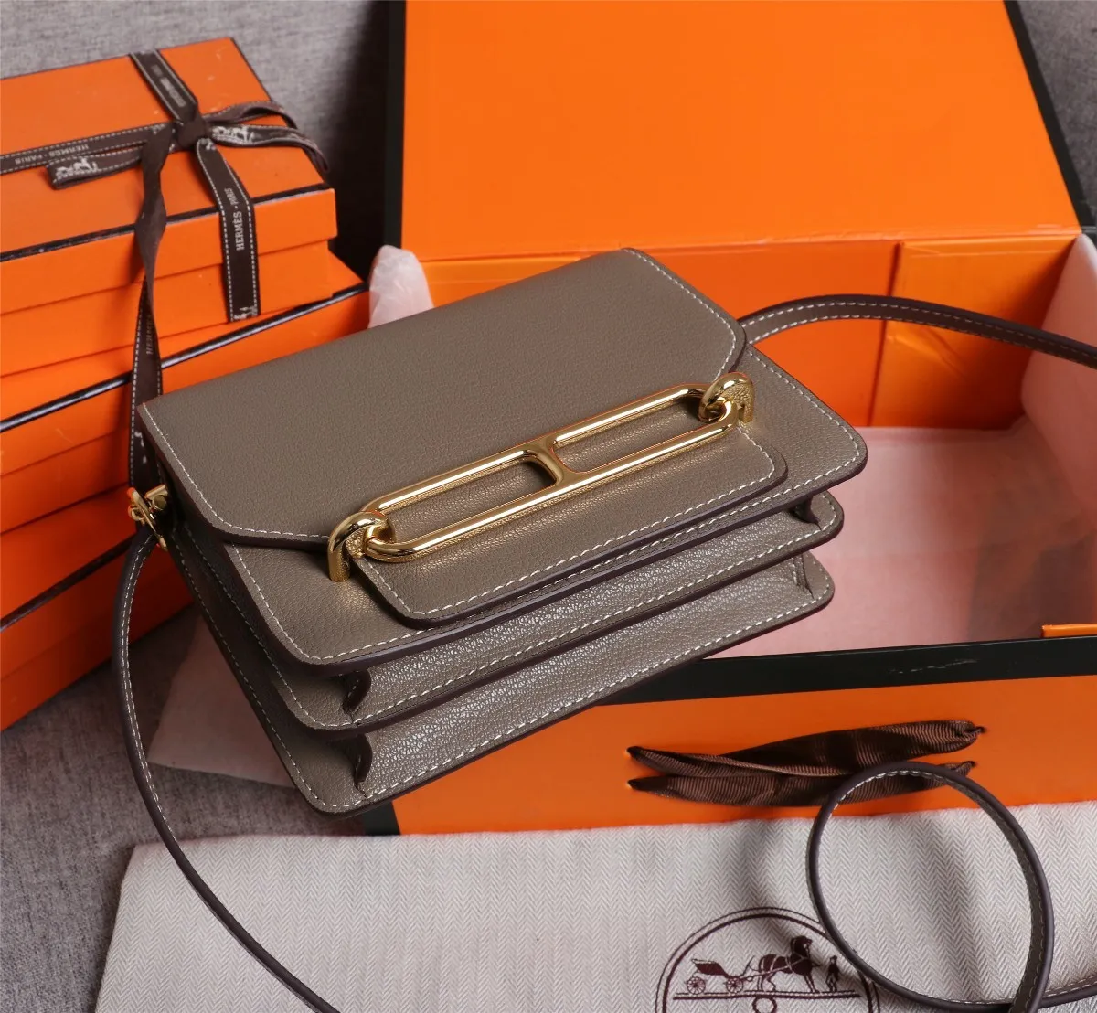 All Categories Official Website "Brand Women's Bags" Women's Bags 💙 Hermes Small Size 58002800 Large Size 58003000 Hermes Yang Mi's same style pig nose is now available for sale. It is so beautiful in person that it refuses huge profits. The lines are clear. The leather is comfortable original leather, with a fashionable pig nose-shaped buckle. The stitching is neat and fine, and the oil edge can only appear after repeated repetitions.