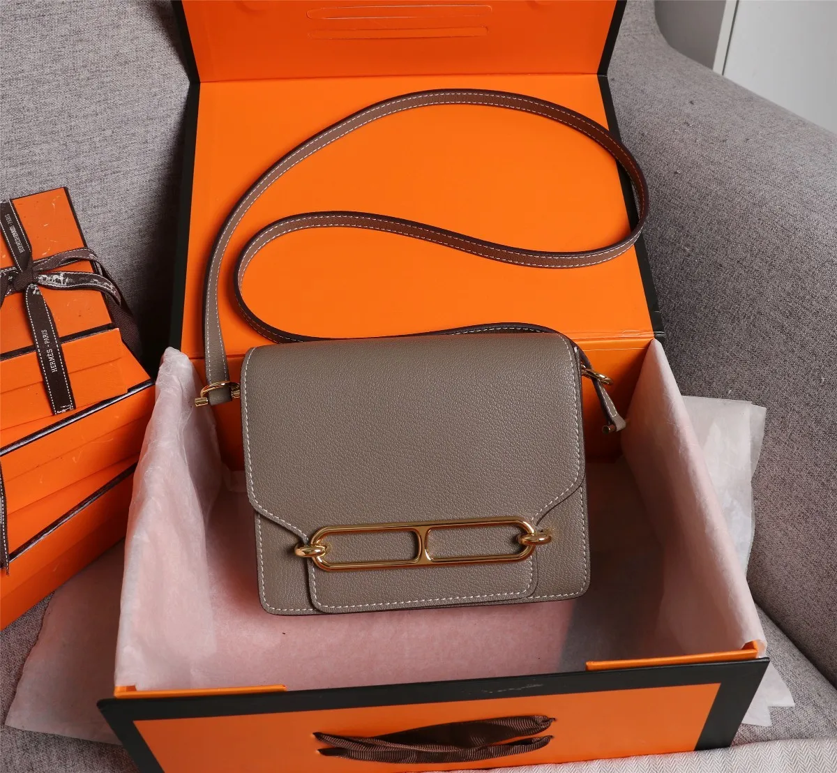 All Categories Official Website "Brand Women's Bags" Women's Bags 💙 Hermes Small Size 58002800 Large Size 58003000 Hermes Yang Mi's same style pig nose is now available for sale. It is so beautiful in person that it refuses huge profits. The lines are clear. The leather is comfortable original leather, with a fashionable pig nose-shaped buckle. The stitching is neat and fine, and the oil edge can only appear after repeated repetitions.