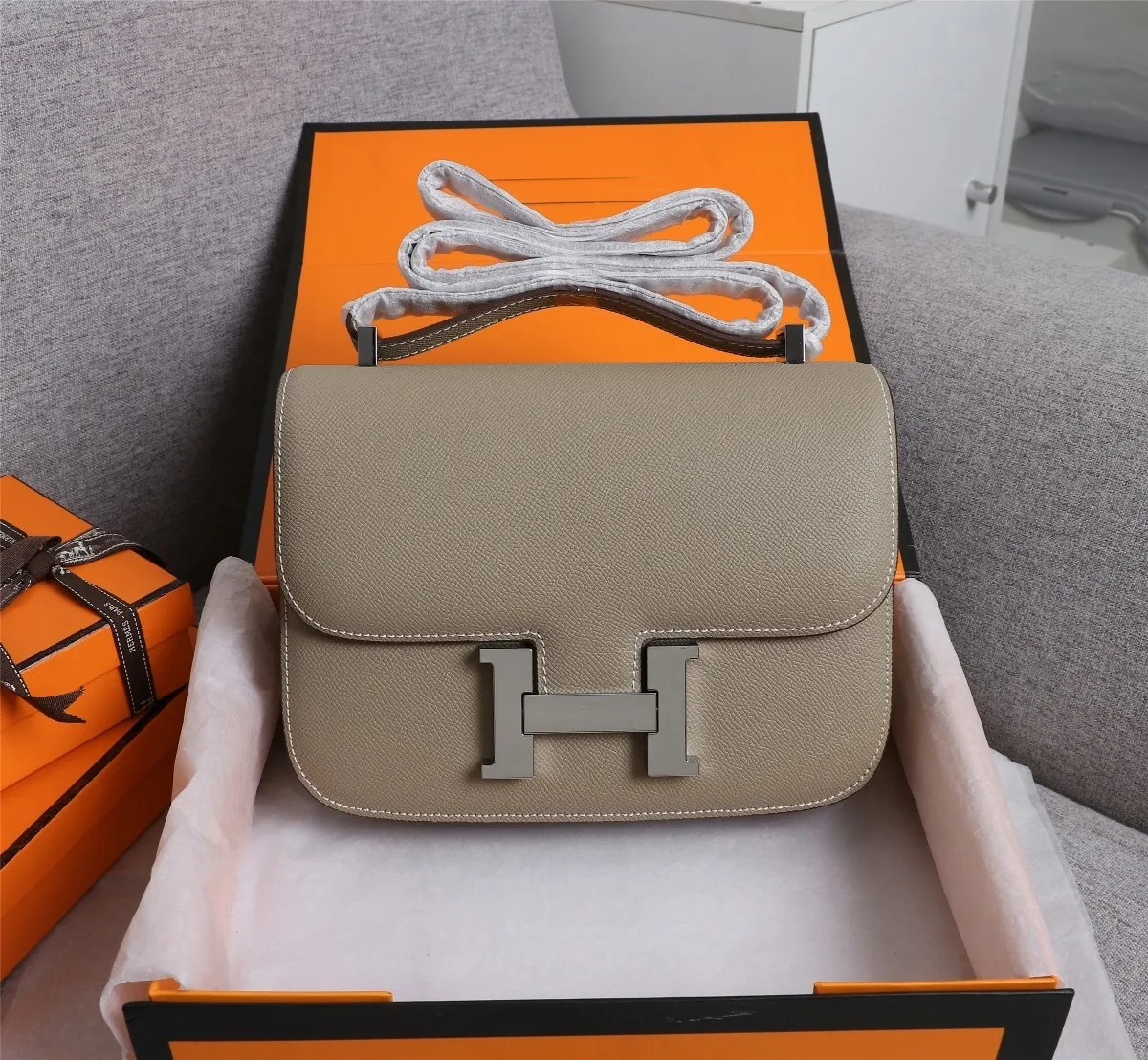 All categories Official website "Brand Women's Bags" Women's Bags 💙 Hermes 2022 Official New Hermès Women's Crossbody Bag Wholesale Genuine Epsom leather Pure steel silver-plated buckle Large size 58002500 Small size 58002300 High quality Size: Large size 22-6-17CM Small size 19-5-14.5CM