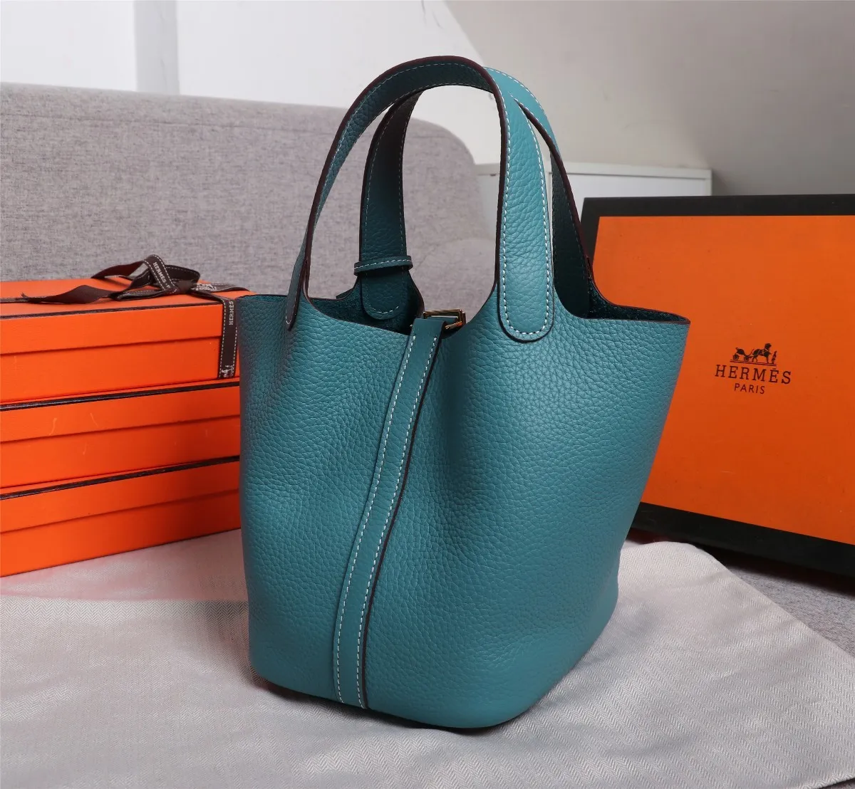 All Categories Official Website "Brand Women's Bags" Women's Bags 💙 Hermes 2022 Official New Hermès Vegetable Basket Women's Hand Crossbody Two-Purpose Bag Wholesale Large Size 58002300 Small Size 58002200 High Quality Size: Large Size 22CM Small Size 18CM