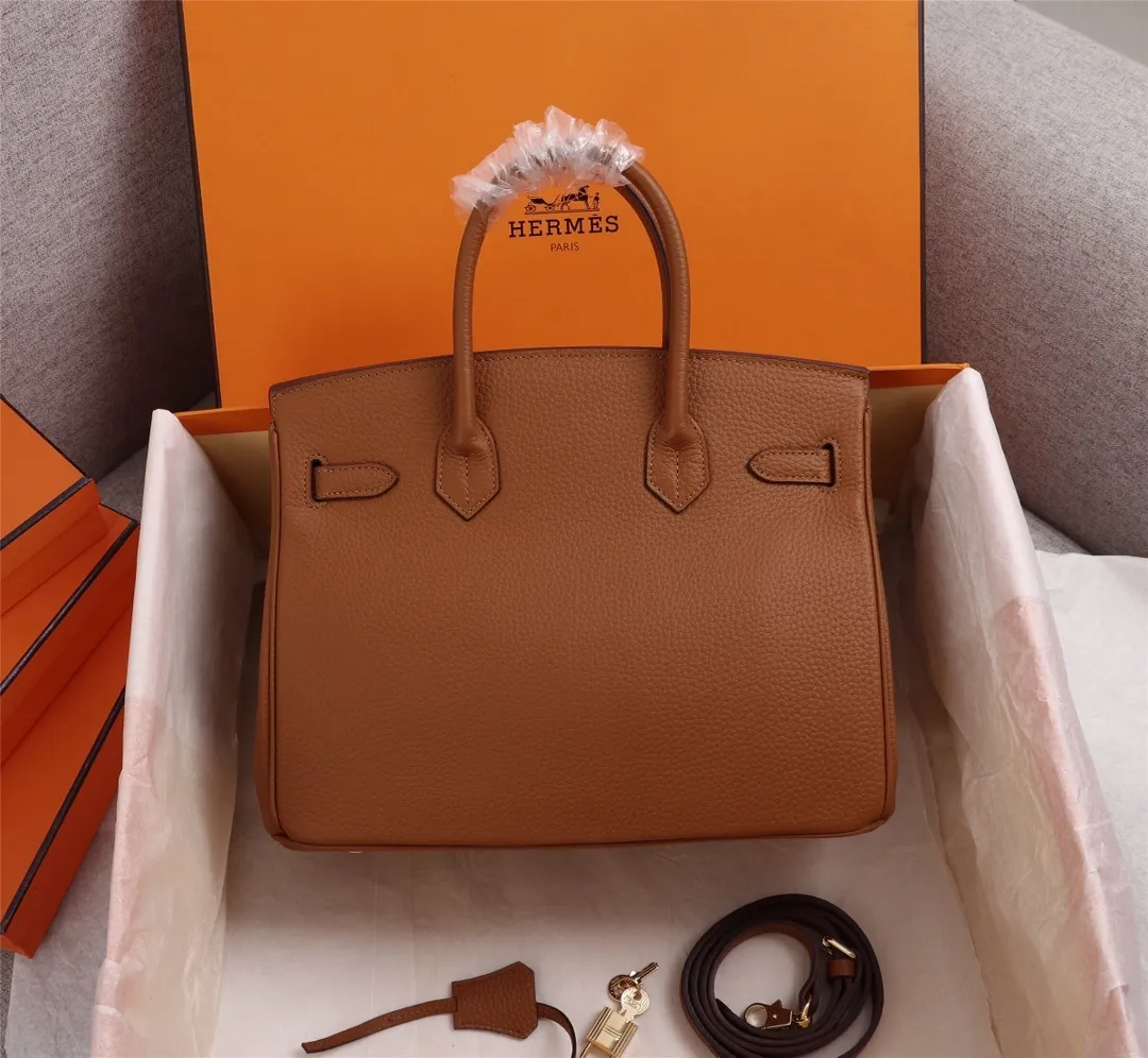 All Categories Official Website "Brand Women's Bags" Women's Bags 💙 Hermes (exclusive factory code, goat pattern inside) Hermès Hermès platinum first layer with lychee pattern, not common in the market, inside zipper puller, copper lock with logo, 25cm 58002800 30cm 58003000 35cm 58003200 五