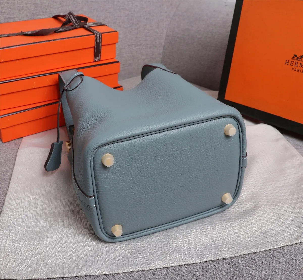 All Categories Official Website "Brand Women's Bags" Women's Bags 💙 Hermes Small Size 58002400 Large Size 58002600 We are all repeat customers. If you can only bring one bag when traveling, it must be the Hermès vegetable basket picotin... Reason: ️The bag shape is casual and elegant, and it can be easily matched with many clothes worn when traveling.
