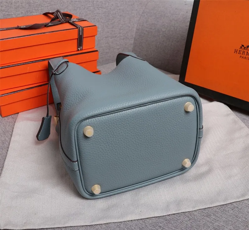 All Categories Official Website "Brand Women's Bags" Women's Bags 💙 Hermes 2022 Official New Hermès Vegetable Basket Women's Hand Crossbody Two-Purpose Bag Wholesale Large Size 58002300 Small Size 58002200 High Quality Size: Large Size 22CM Small Size 18CM