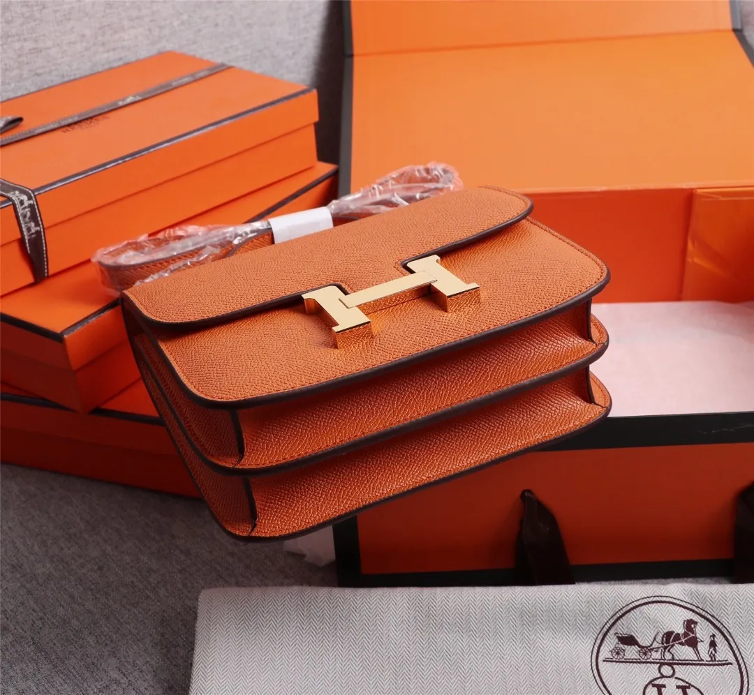 All categories Official website "Brand Women's Bags" Women's bags 💙 Hermes Hermès Made in France Large size 58002800 Small size 58002600 constance stewardess bag ☣️Genuine epsom leather pure steel silver-plated buckle Genuine leather source super good feel Accessories stainless steel laser logo perfect flip arc and three-dimensionality