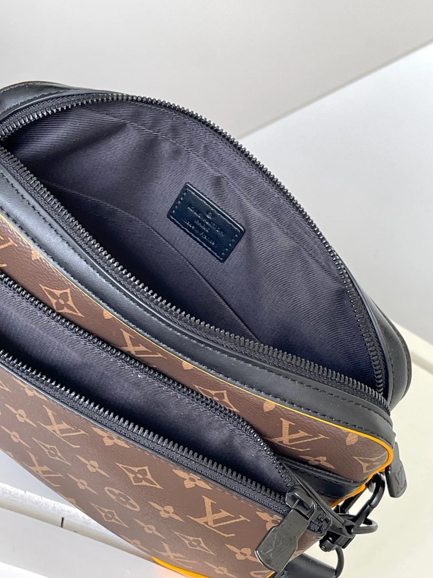 All categories 💚 Top version men's bag 💚 LV 58004500 LV crossbody bag 25-18.5-7 also sold at the counter
