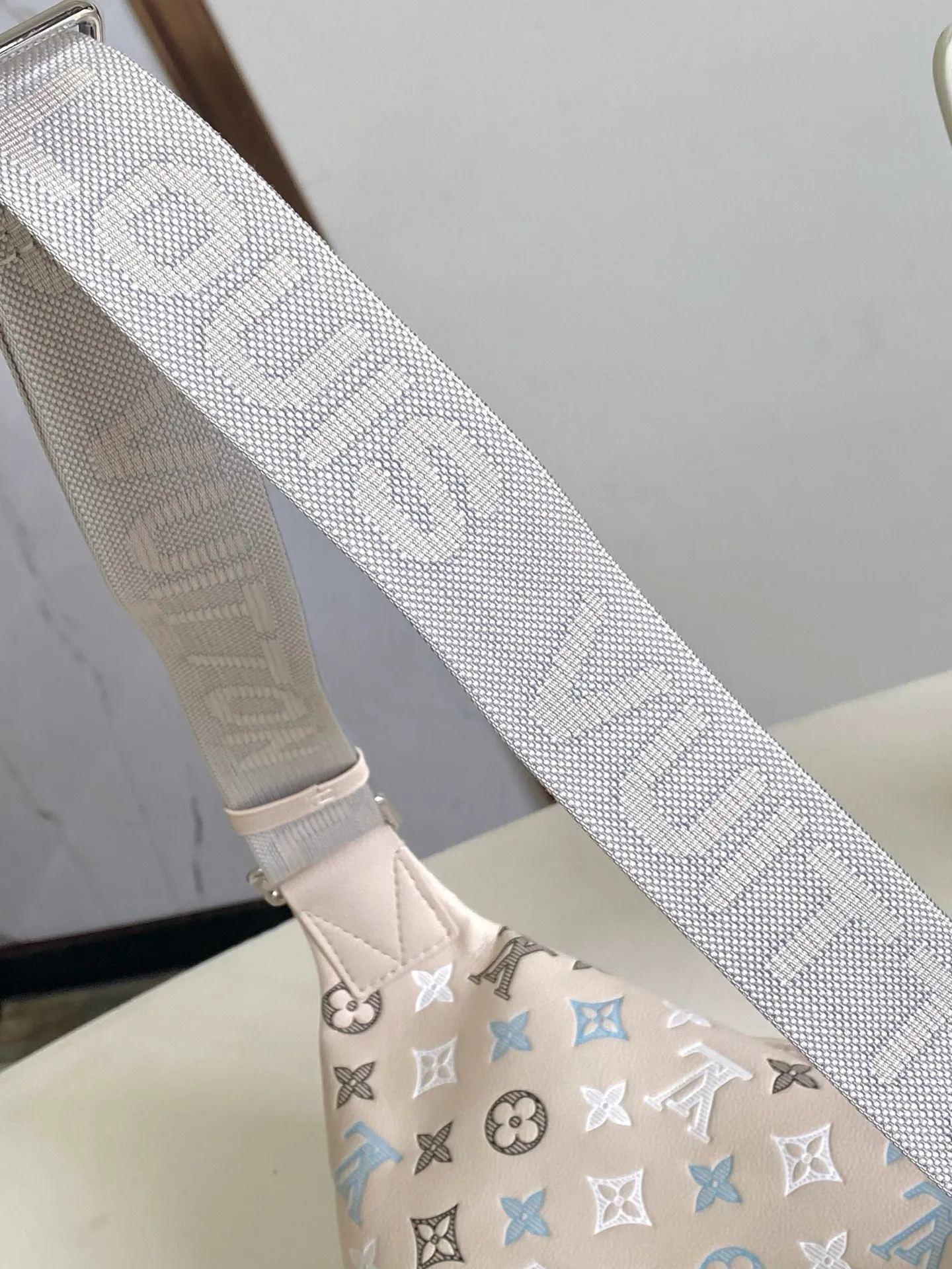 All Categories 💚 Top Version Men’s Bags 💚 LV 2026 Fashion LV Genuine Leather Belt Bag