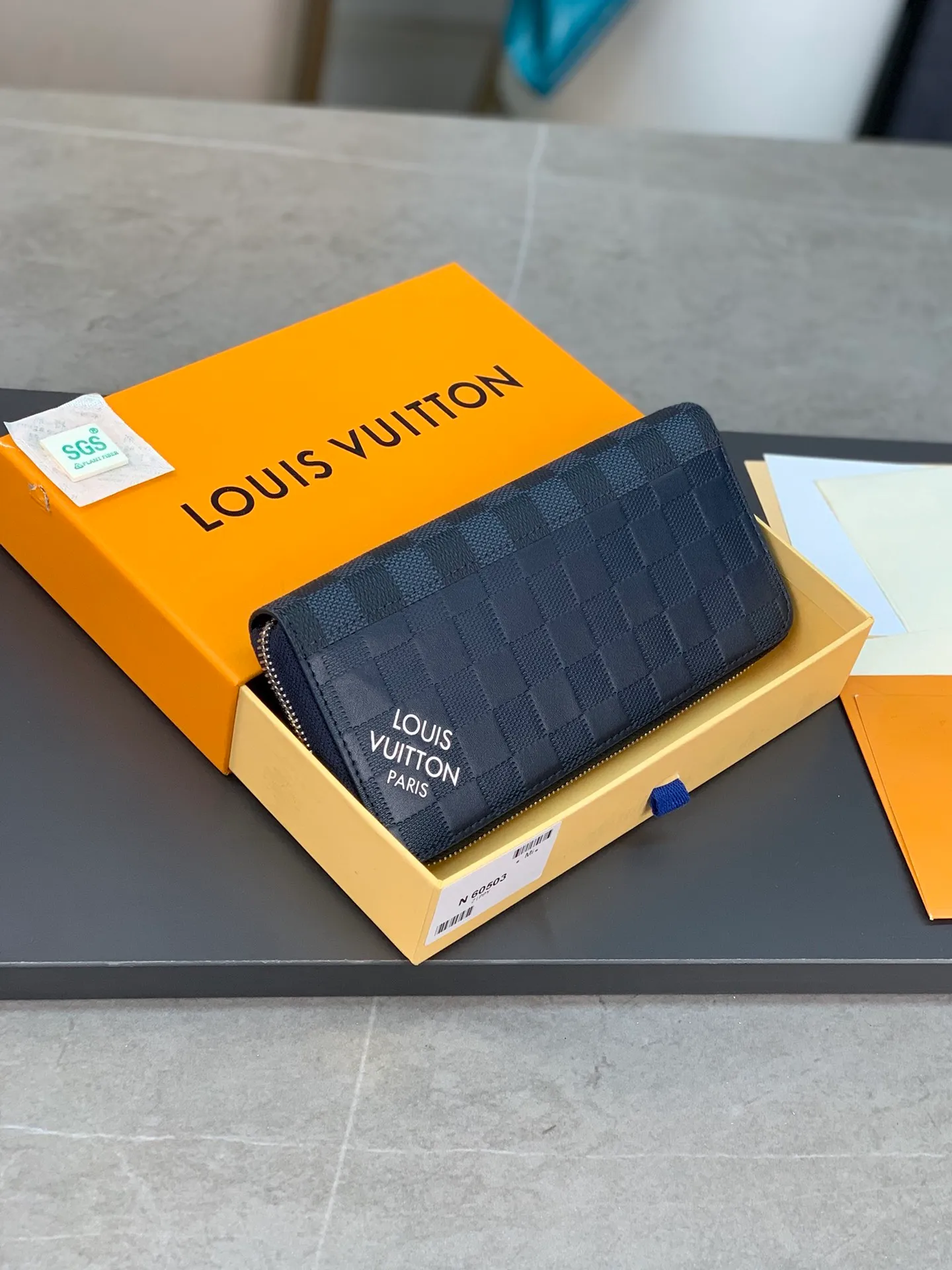 N60503 blue zipper bag! ZIPPY Vertical Zipped Wallet This Louis Vuitton Zippy vertical zipped wallet is made of Monogram Eclipse calfskin. It is fashionable and practical, and is ideal for storing credit cards and cash. Sturdy wraparound zipper construction with multiple credit card slots, a zippered coin pocket and compartments for bills and bills. 10.0 x 20.0 x 2.0 cm (length x height x width). 💰600