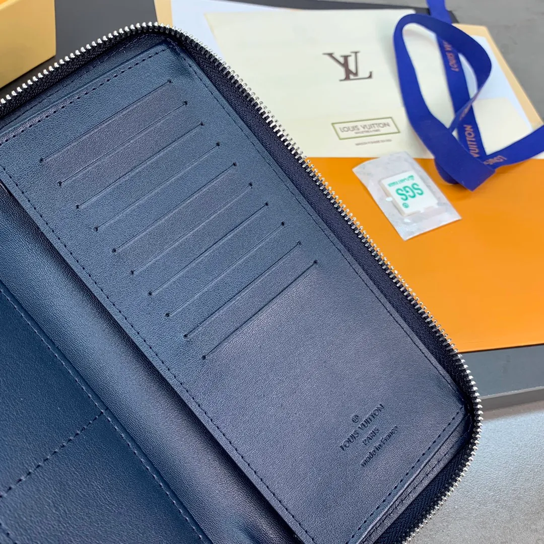 N60503 blue zipper bag! ZIPPY Vertical Zipped Wallet This Louis Vuitton Zippy vertical zipped wallet is made of Monogram Eclipse calfskin. It is fashionable and practical, and is ideal for storing credit cards and cash. Sturdy wraparound zipper construction with multiple credit card slots, a zippered coin pocket and compartments for bills and bills. 10.0 x 20.0 x 2.0 cm (length x height x width). 💰600