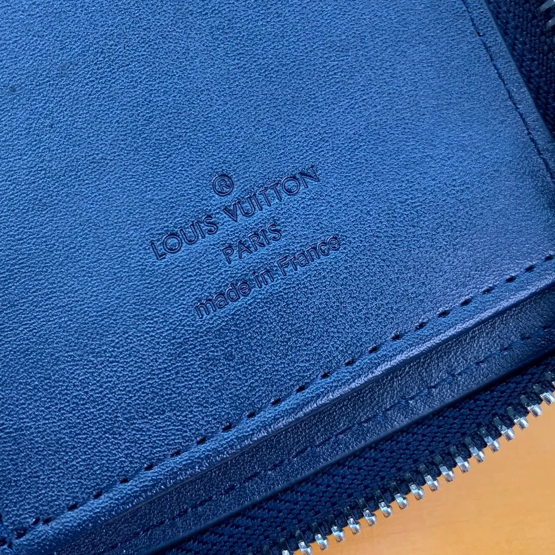 N60503 blue zipper bag! ZIPPY Vertical Zipped Wallet This Louis Vuitton Zippy vertical zipped wallet is made of Monogram Eclipse calfskin. It is fashionable and practical, and is ideal for storing credit cards and cash. Sturdy wraparound zipper construction with multiple credit card slots, a zippered coin pocket and compartments for bills and bills. 10.0 x 20.0 x 2.0 cm (length x height x width). 💰600