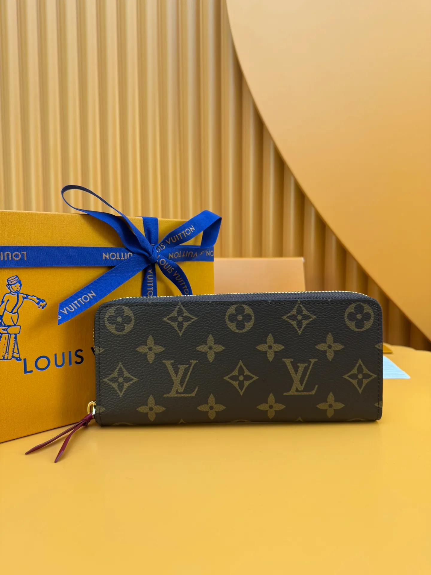 M60742 "Special Duty Free" ♻️[Official special edition·First-class material·All-steel hardware·Anti-counterfeiting chip·Full set of packaging] The Louis Vuitton Clémence wallet is a model of the organic integration of rich practical functions and elegant and compact design. Cut from the iconic Monogram canvas fabric, the bright leather zippers and lining exude a feminine and lively atmosphere. 19.5x9x1.5cm 💰740
