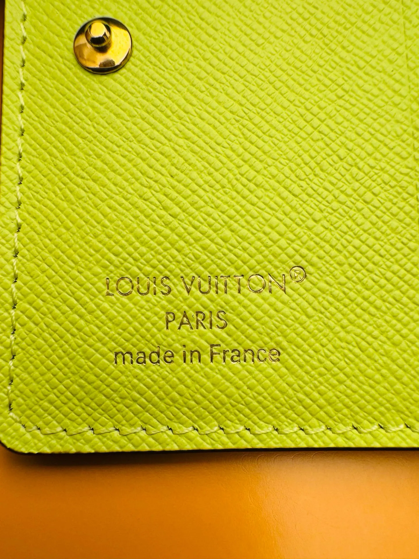M14628 "Special Duty Free" ♻️ [Official special edition·First-class material·All steel hardware·163 chip·Full set of packaging] LV charm pocket wallet, this compact accessory skillfully combines classic and fashion. It's made from signature Monogram canvas and opens to reveal a vibrant contrasting leather lining. This practical yet playful design features an enamel and a metal hardware, both decorated with Louis Vuitton's signature Monogram floral pattern. It can be used to store banknotes, coins and three cards. 9x10x2.5cm 💰580