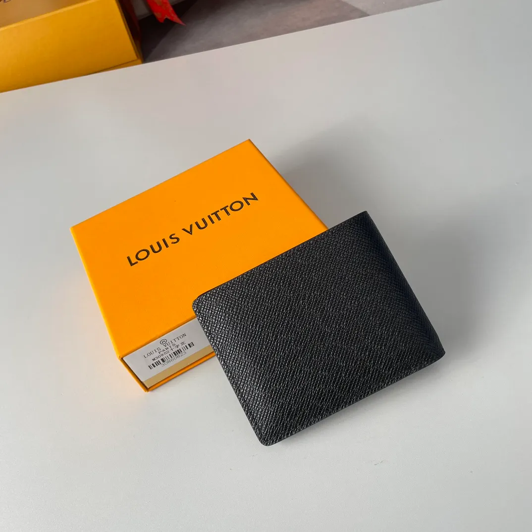 P280🇫🇷Exclusive real shot of overseas original single M30952! Fine, soft leather is the ideal material for a wallet. This wallet is compact yet has multiple pockets and card slots, making it very practical and can easily fit into any pocket. Size: 11.5X9cm