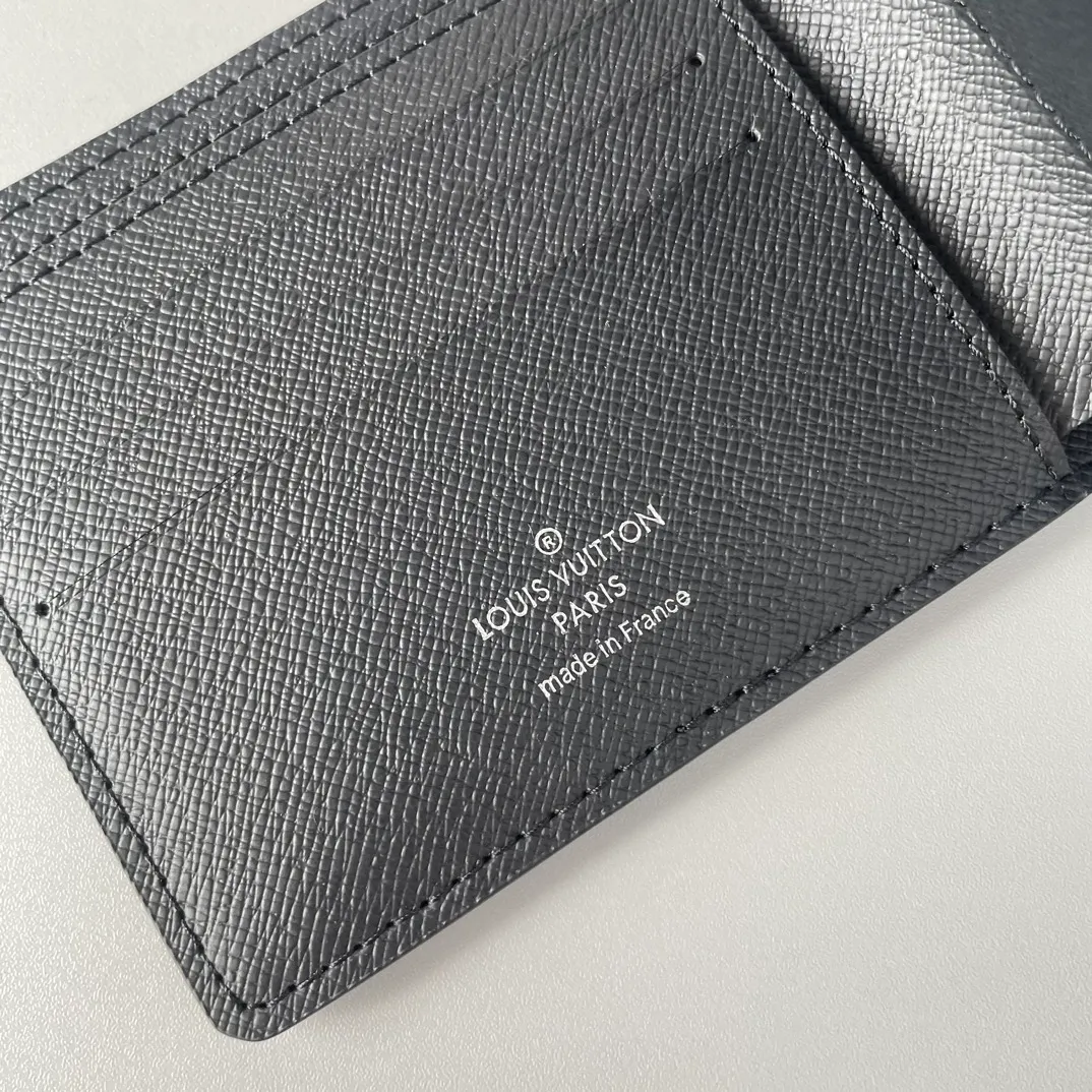 P280🇫🇷Exclusive real shot of overseas original single M30952! Fine, soft leather is the ideal material for a wallet. This wallet is compact yet has multiple pockets and card slots, making it very practical and can easily fit into any pocket. Size: 11.5X9cm
