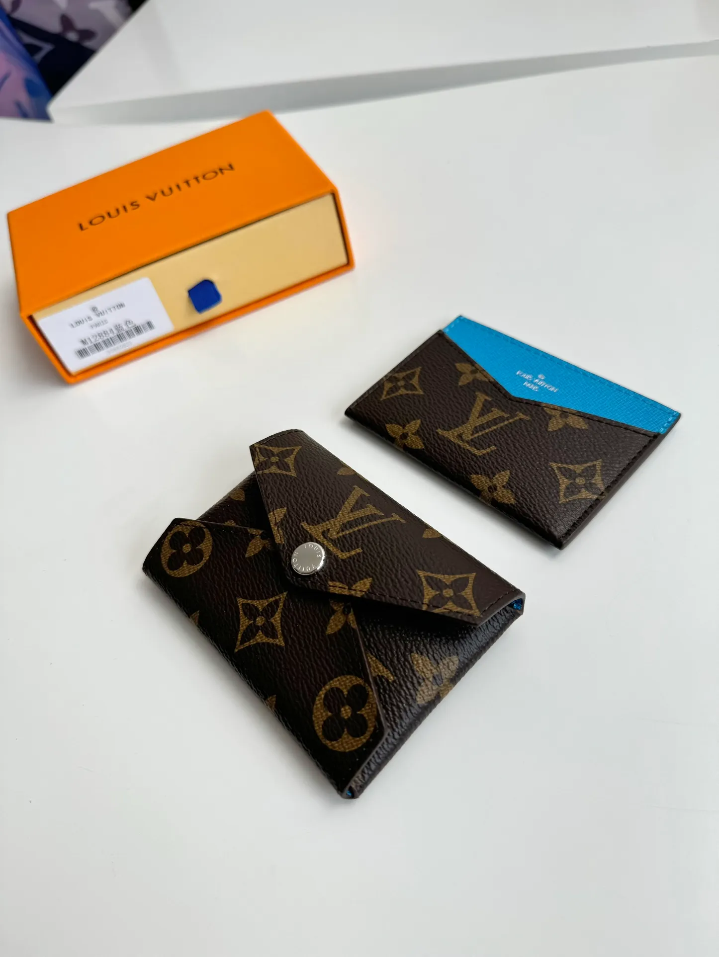P340🇫🇷Exclusive real shot of overseas original single M12884! This card holder renews the envelope-like structure of the original Kirigami Pochette clutch, adding a new twist to the Colormania collection. Monogram canvas is combined with a bright leather lining and glossy snap buttons, and the two-in-one compartment can be used separately. Size: 11×7.5×1.5cm