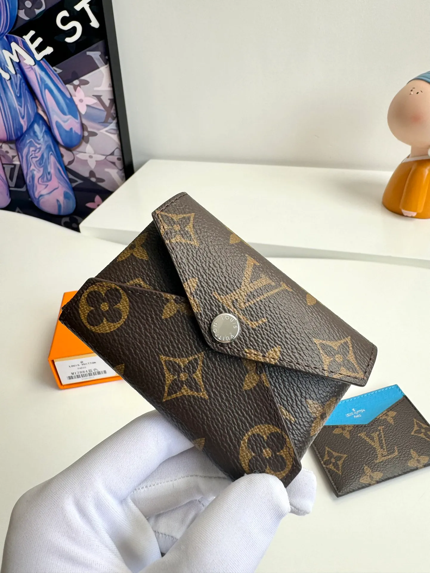 P340🇫🇷Exclusive real shot of overseas original single M12884! This card holder renews the envelope-like structure of the original Kirigami Pochette clutch, adding a new twist to the Colormania collection. Monogram canvas is combined with a bright leather lining and glossy snap buttons, and the two-in-one compartment can be used separately. Size: 11×7.5×1.5cm