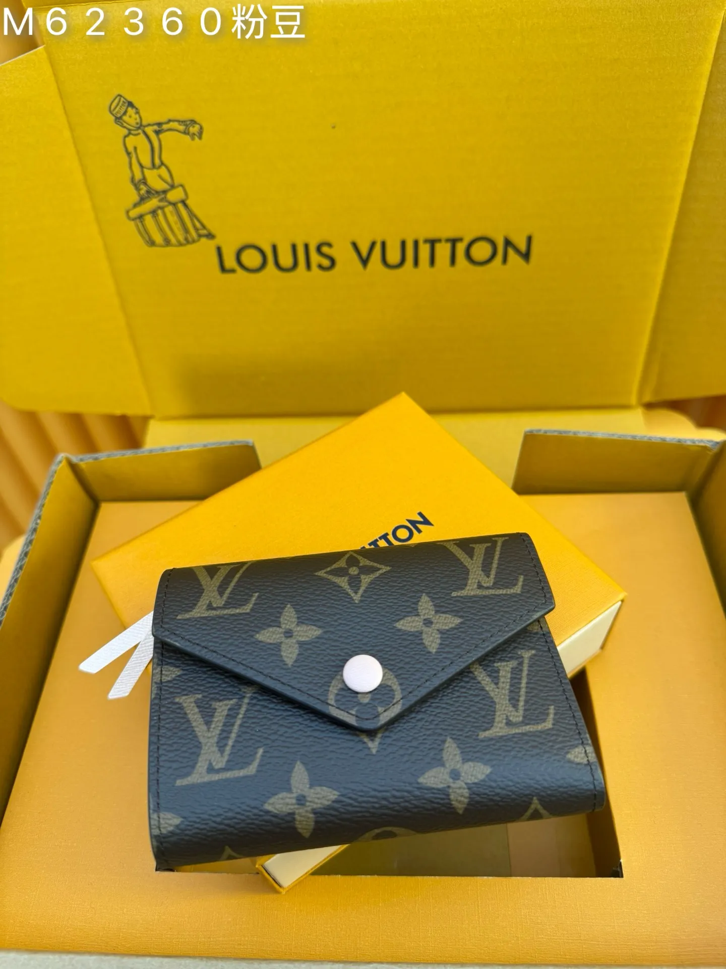 M62360 Pink Bean "Special Duty Free" ♻️ [Official special edition·First-class material·All-steel hardware·French chips·Full set of packaging] This Victorine wallet is made of Monogram canvas and includes functional elements in a soft and graceful style. It has a card compartment and pockets for storing banknotes and coins. 12x9.5x2.5cm 💰500