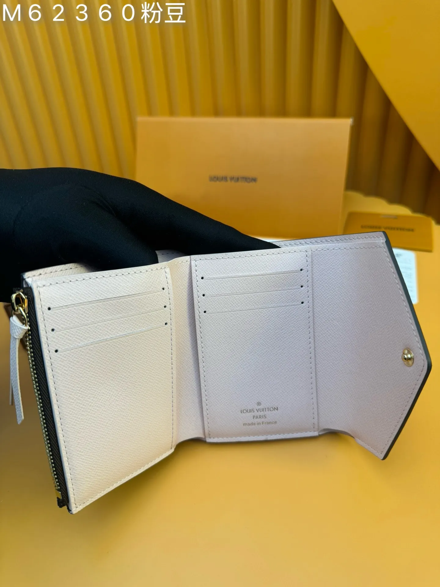 M62360 Pink Bean "Special Duty Free" ♻️ [Official special edition·First-class material·All-steel hardware·French chips·Full set of packaging] This Victorine wallet is made of Monogram canvas and includes functional elements in a soft and graceful style. It has a card compartment and pockets for storing banknotes and coins. 12x9.5x2.5cm 💰500