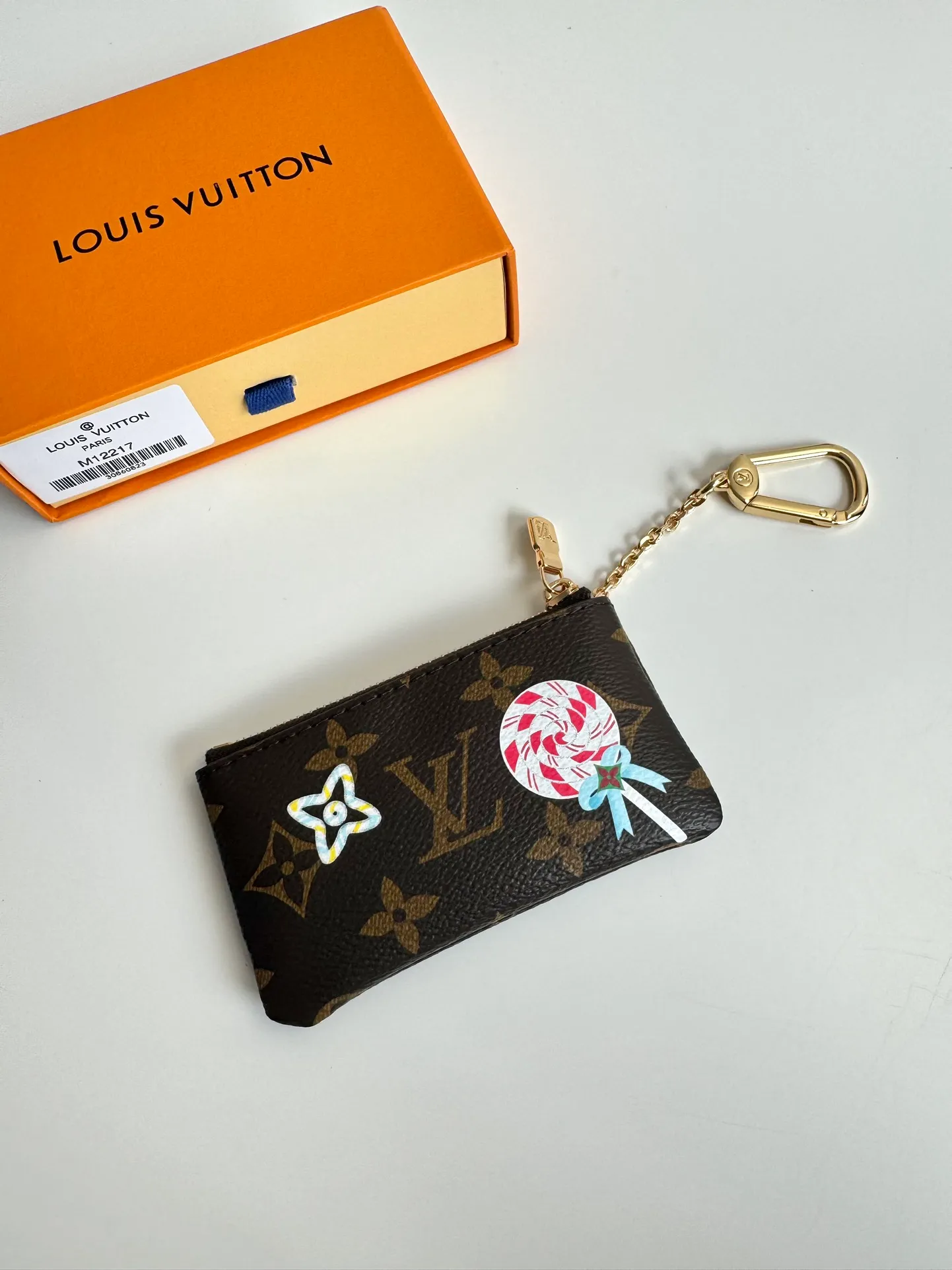 P320🇫🇷Exclusive real shot of overseas original single M12217! This key bag is made of Monogram canvas, depicting the brand's mascot Vivienne pushing a snowball in playful brushstrokes, with a glittering polar bear pattern reflected on the back. The keychain and Vivienne-shaped zipper add dazzling sparkle, making them ideal gifts for Vivienne collectors. Size: 12×7×1.5cm