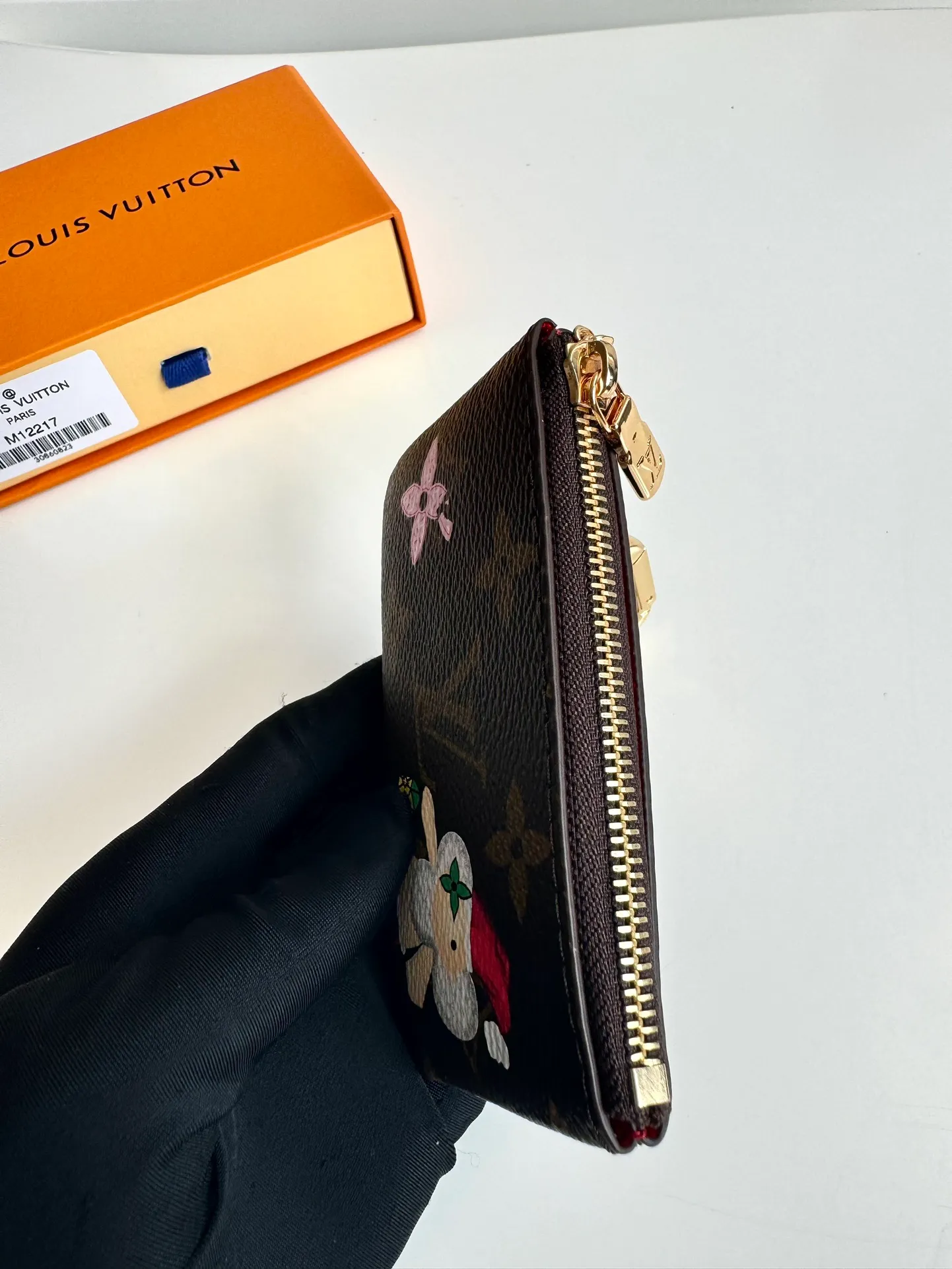 P320🇫🇷Exclusive real shot of overseas original single M12217! This key bag is made of Monogram canvas, depicting the brand's mascot Vivienne pushing a snowball in playful brushstrokes, with a glittering polar bear pattern reflected on the back. The keychain and Vivienne-shaped zipper add dazzling sparkle, making them ideal gifts for Vivienne collectors. Size: 12×7×1.5cm