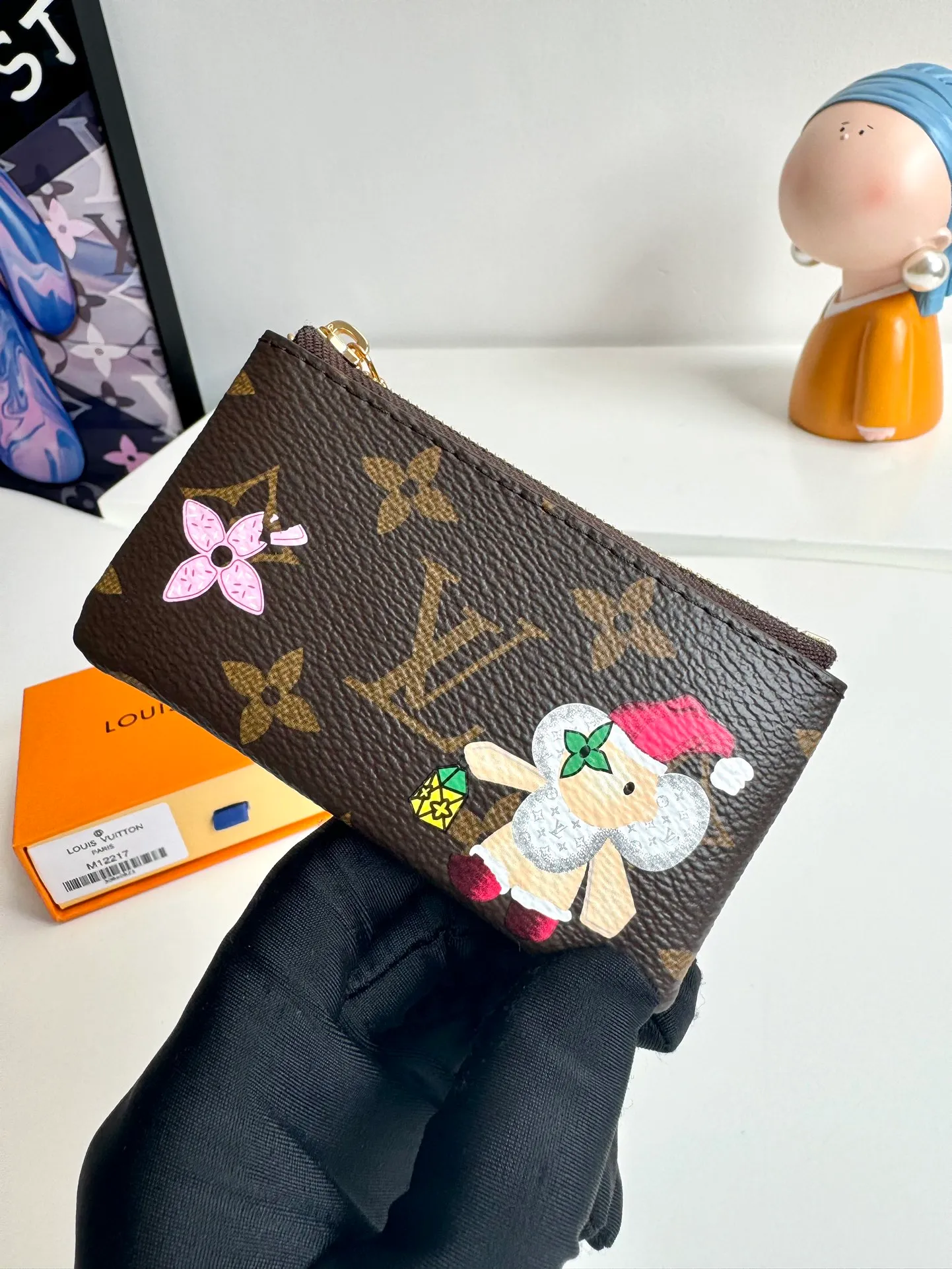 P320🇫🇷Exclusive real shot of overseas original single M12217! This key bag is made of Monogram canvas, depicting the brand's mascot Vivienne pushing a snowball in playful brushstrokes, with a glittering polar bear pattern reflected on the back. The keychain and Vivienne-shaped zipper add dazzling sparkle, making them ideal gifts for Vivienne collectors. Size: 12×7×1.5cm