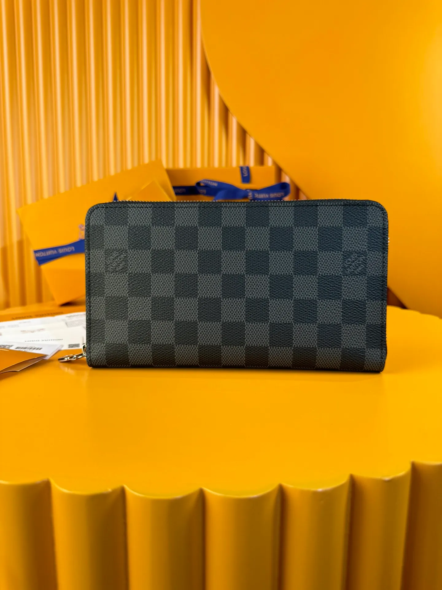 N63077 "Special Class Duty Free" ♻️[Official Special Edition·First Class Material·All Steel Hardware·French Chip·Full Packaging] This Zippy organizational wallet is made of Damier Ebene canvas and equipped with Ruht-color metal surface. Its well-designed interior includes 16 card slots, a zippered pocket to store coins, and a flat pocket to store banknotes. Two large fan compartments accommodate banknotes, documents and passports. 21x 11.5 x 2cm 💰820