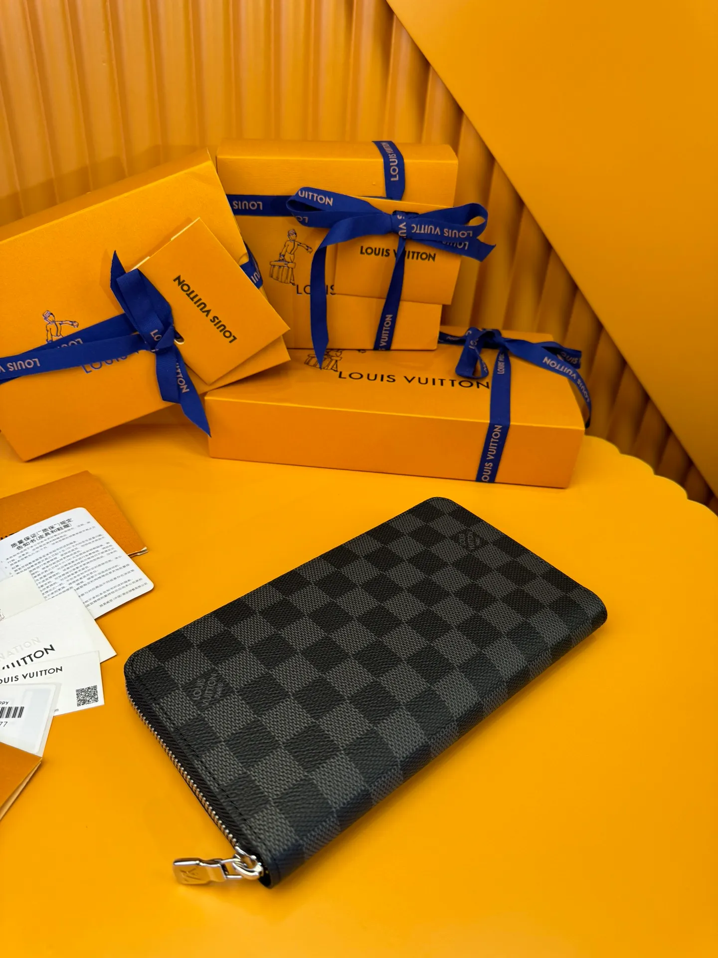 N63077 "Special Class Duty Free" ♻️[Official Special Edition·First Class Material·All Steel Hardware·French Chip·Full Packaging] This Zippy organizational wallet is made of Damier Ebene canvas and equipped with Ruht-color metal surface. Its well-designed interior includes 16 card slots, a zippered pocket to store coins, and a flat pocket to store banknotes. Two large fan compartments accommodate banknotes, documents and passports. 21x 11.5 x 2cm 💰820