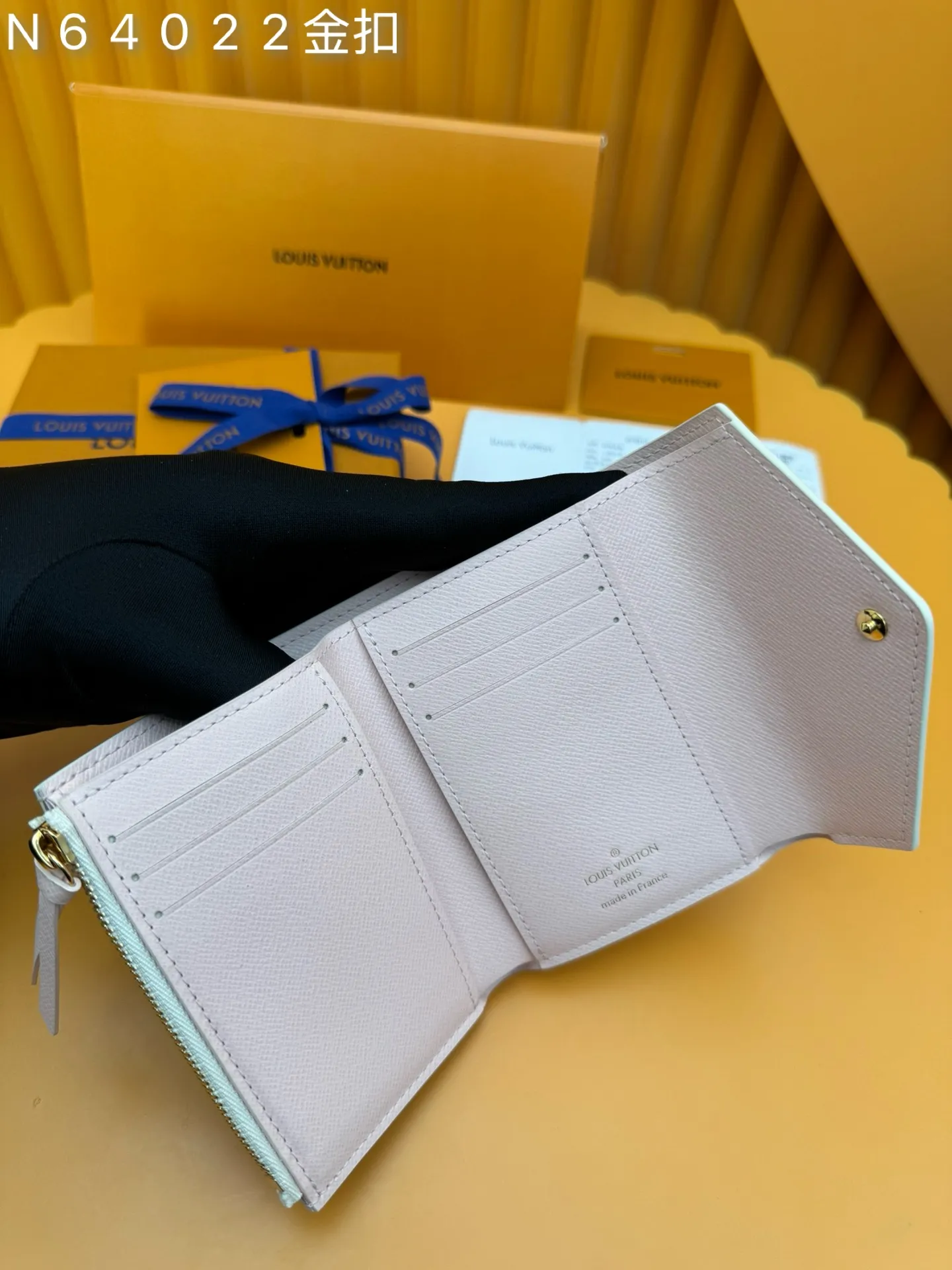 N64022 Gold Buckle "Special Duty Free" ♻️ [Official special edition·First-class material·All-steel hardware·French chips·Full set of packaging] This Victorine wallet is made of Damier Azur canvas and includes functional elements in a soft style. It has a card compartment and a pocket for storing banknotes and coins. 12x9.5x2.5cm💰500