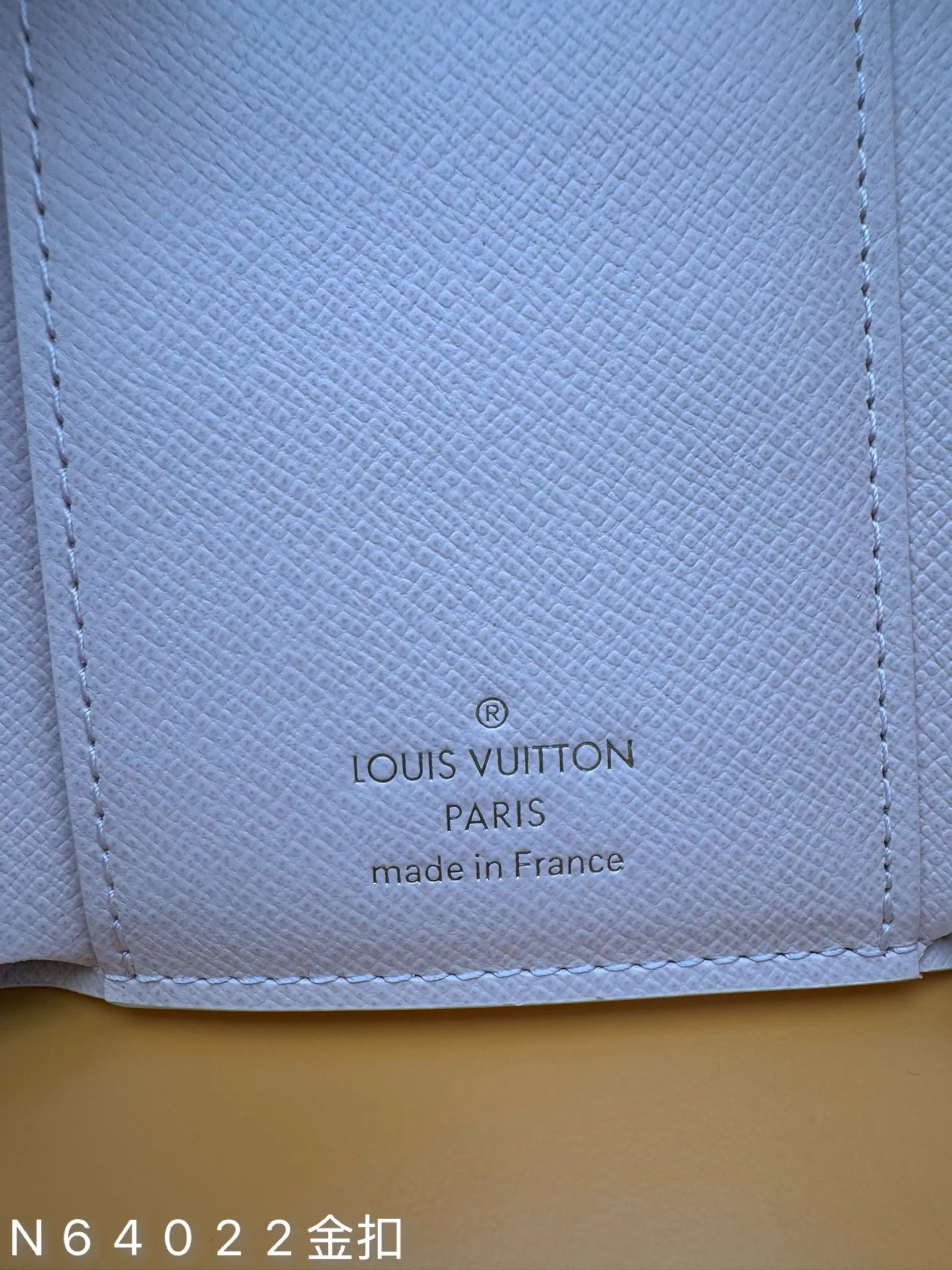 N64022 Gold Buckle "Special Duty Free" ♻️ [Official special edition·First-class material·All-steel hardware·French chips·Full set of packaging] This Victorine wallet is made of Damier Azur canvas and includes functional elements in a soft style. It has a card compartment and a pocket for storing banknotes and coins. 12x9.5x2.5cm💰500