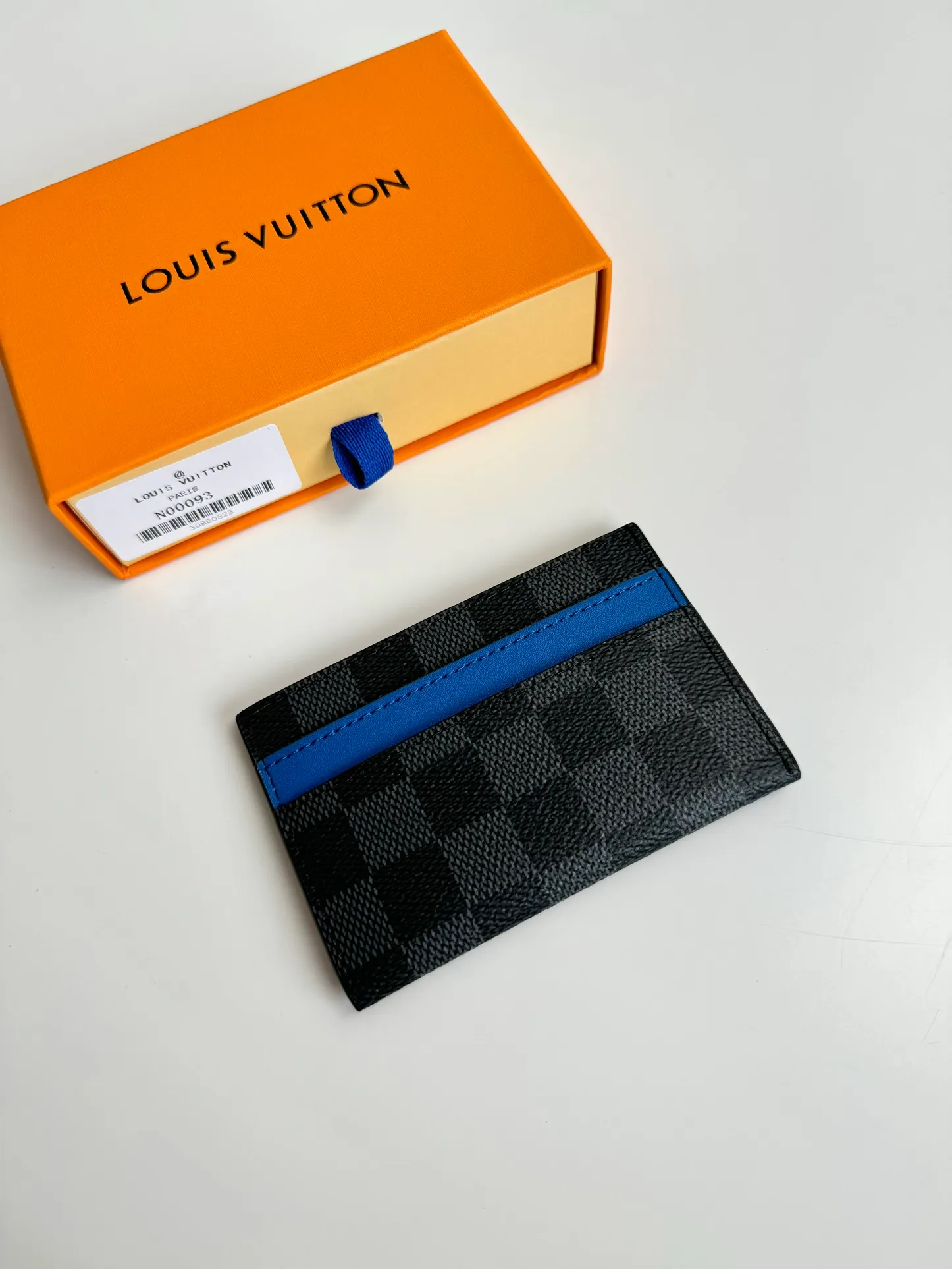 P260🇫🇷Exclusive real shot of overseas original order N00093! A ring of blue cowhide leather at the top of this double card holder in Damier Graphite coated canvas adds a fresh touch to Damier's gray checkerboard. It includes four card slots on the exterior and a central pocket, also lined in blue leather, for storing tickets or other small items. Size: 11×7×1.5cm
