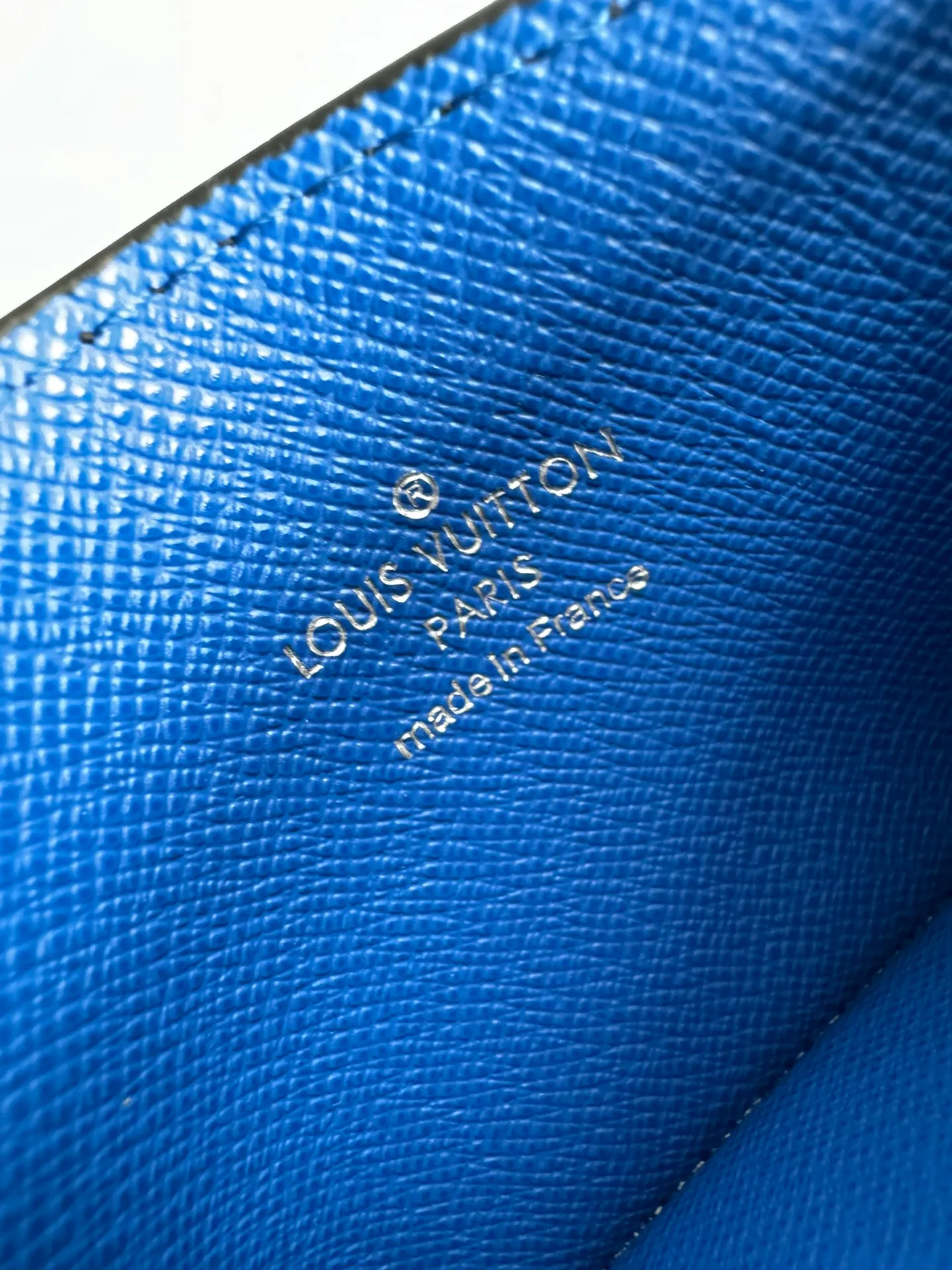 P260🇫🇷Exclusive real shot of overseas original order N00093! A ring of blue cowhide leather at the top of this double card holder in Damier Graphite coated canvas adds a fresh touch to Damier's gray checkerboard. It includes four card slots on the exterior and a central pocket, also lined in blue leather, for storing tickets or other small items. Size: 11×7×1.5cm