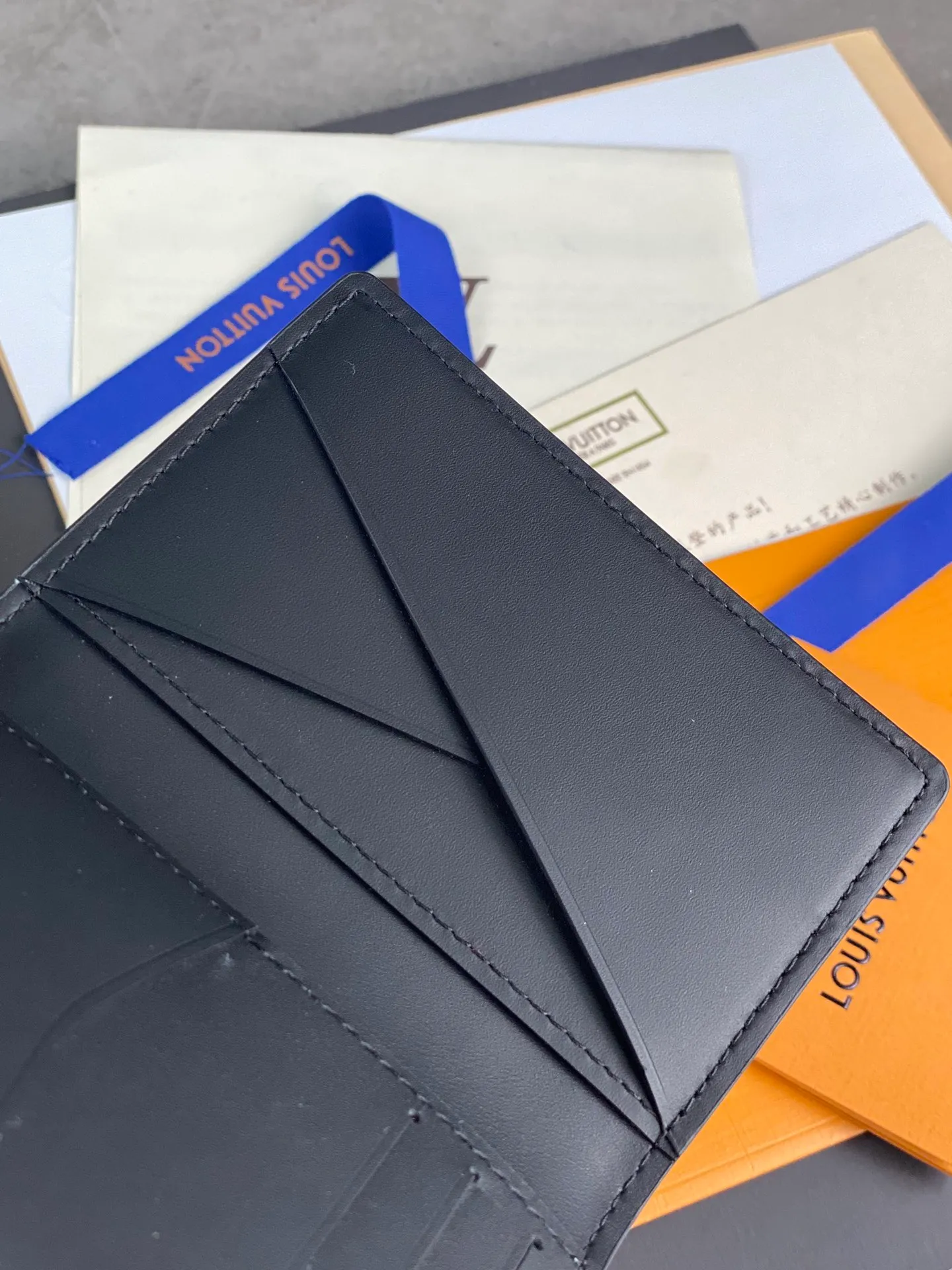 M63197 pressed black card holder! Pocket Wallet Louis Vuitton's compact Pocket Wallet is the ideal all-in-one wallet that can hold credit cards, banknotes and documents. Set against the background of classic Taiga leather, it is full of modernity and elegance, and is decorated with bold contrasting leather edges. 7.5 x 11.0 cm (length x height). 💰360