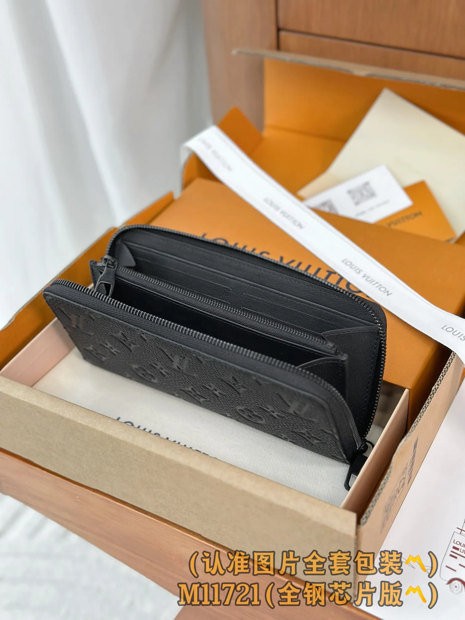 M11721 black (〽️Grade A all-steel〽️) personalized customized version! 163 transcoding chip, ZIPPY HORIZONTAL wallet! This model is made of Taurilon Monogram imported cowhide. The wallet is made of Monogram Eclipse canvas with shiny black metal hardware, reinterpreting the classic Zippy Vertical wallet in a horizontal configuration. A wraparound zipper opens the main compartment, and a central zipper pocket, card slots on both sides, and receipt compartments add to the functionality.  10 x 2.5 x 21 cm (height x width x length). 💰820