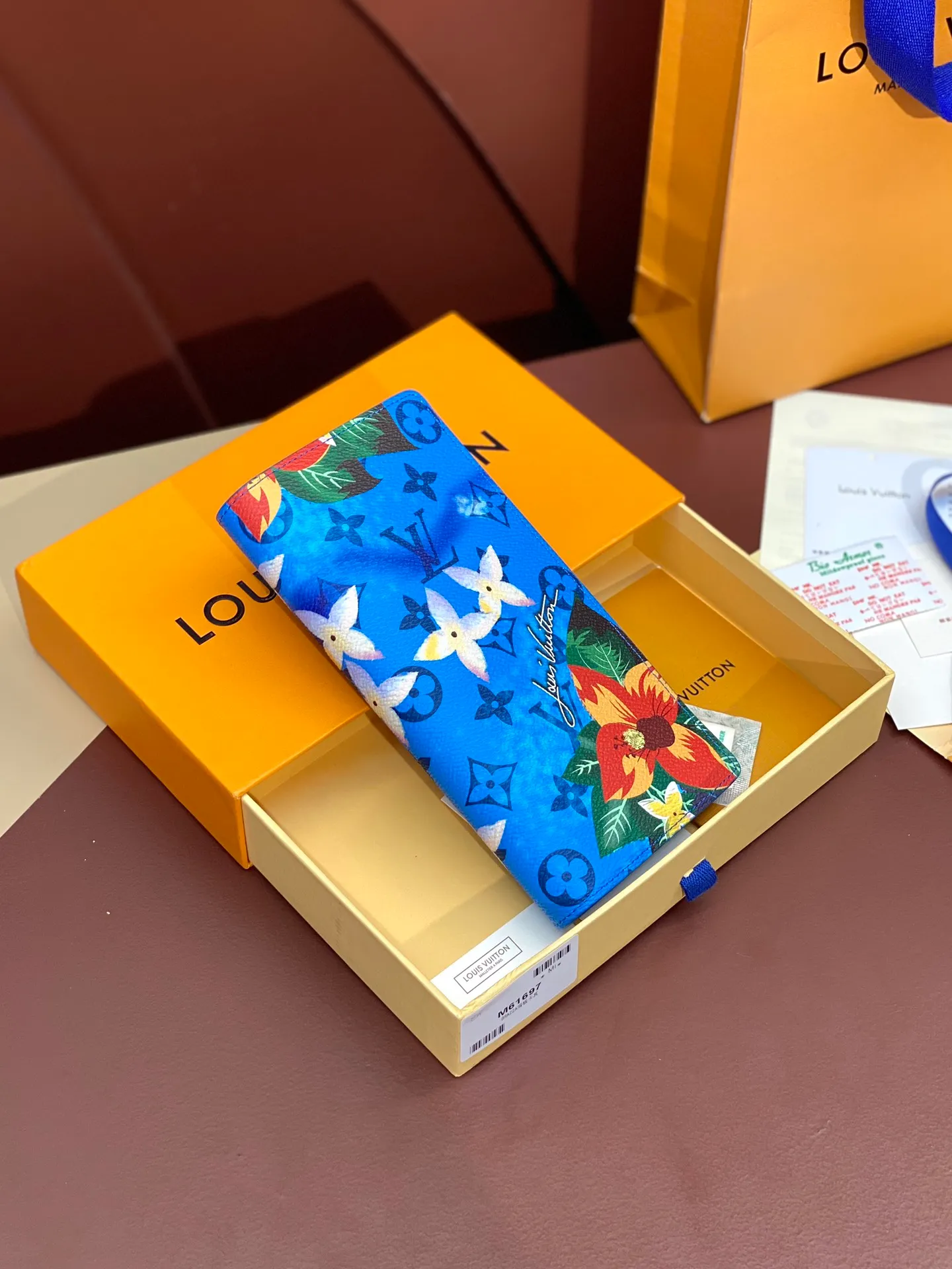 M61697 Skateboard 🛹 Bright blue! Crafted from the new signature Monogram Eclipse canvas, this tough wallet is small enough to fit into a jacket's breast pocket while easily holding coins, credit cards and receipts. Size: 19X10cm. 💰420